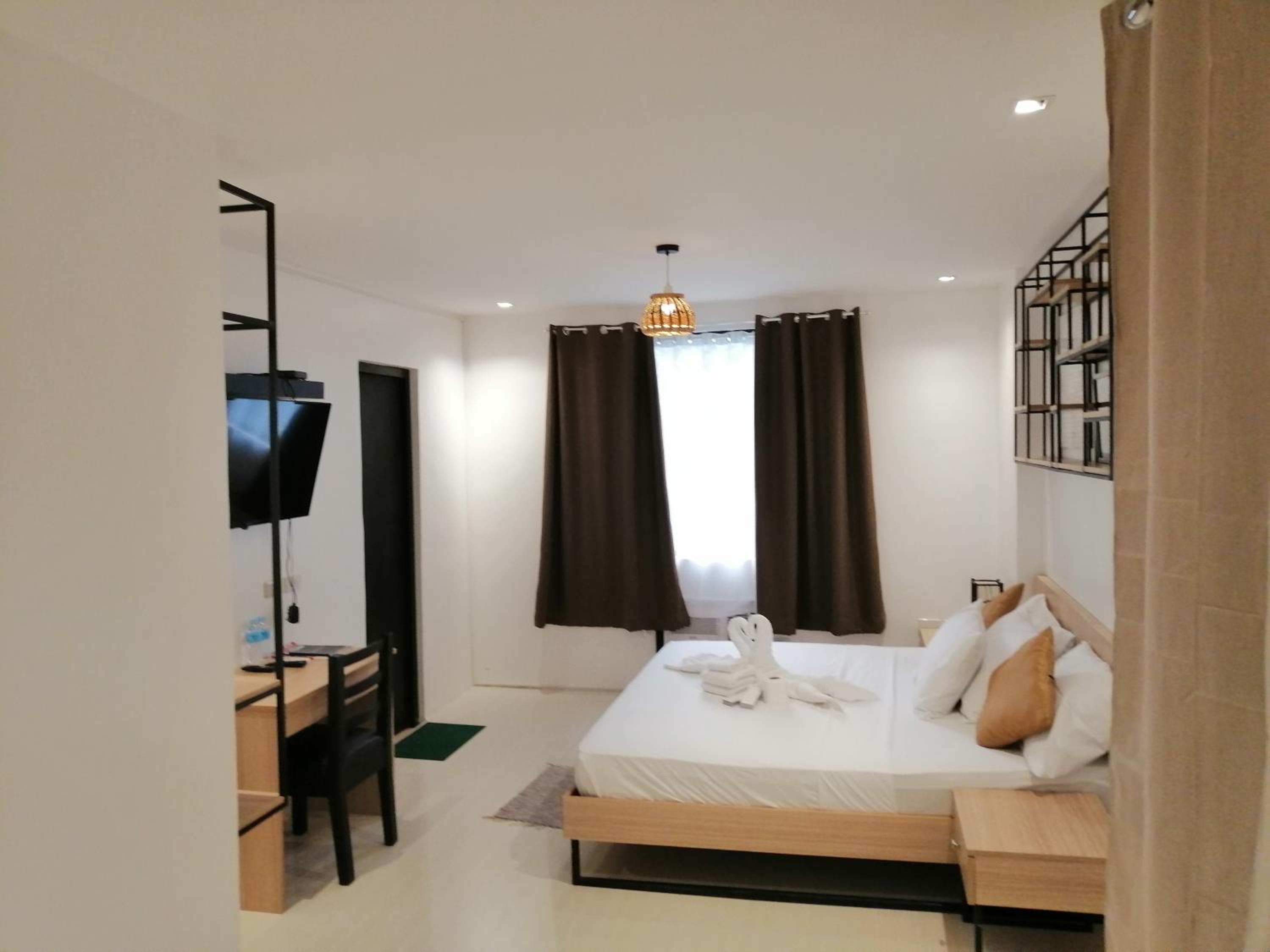 Deluxe King Room - Photo 2