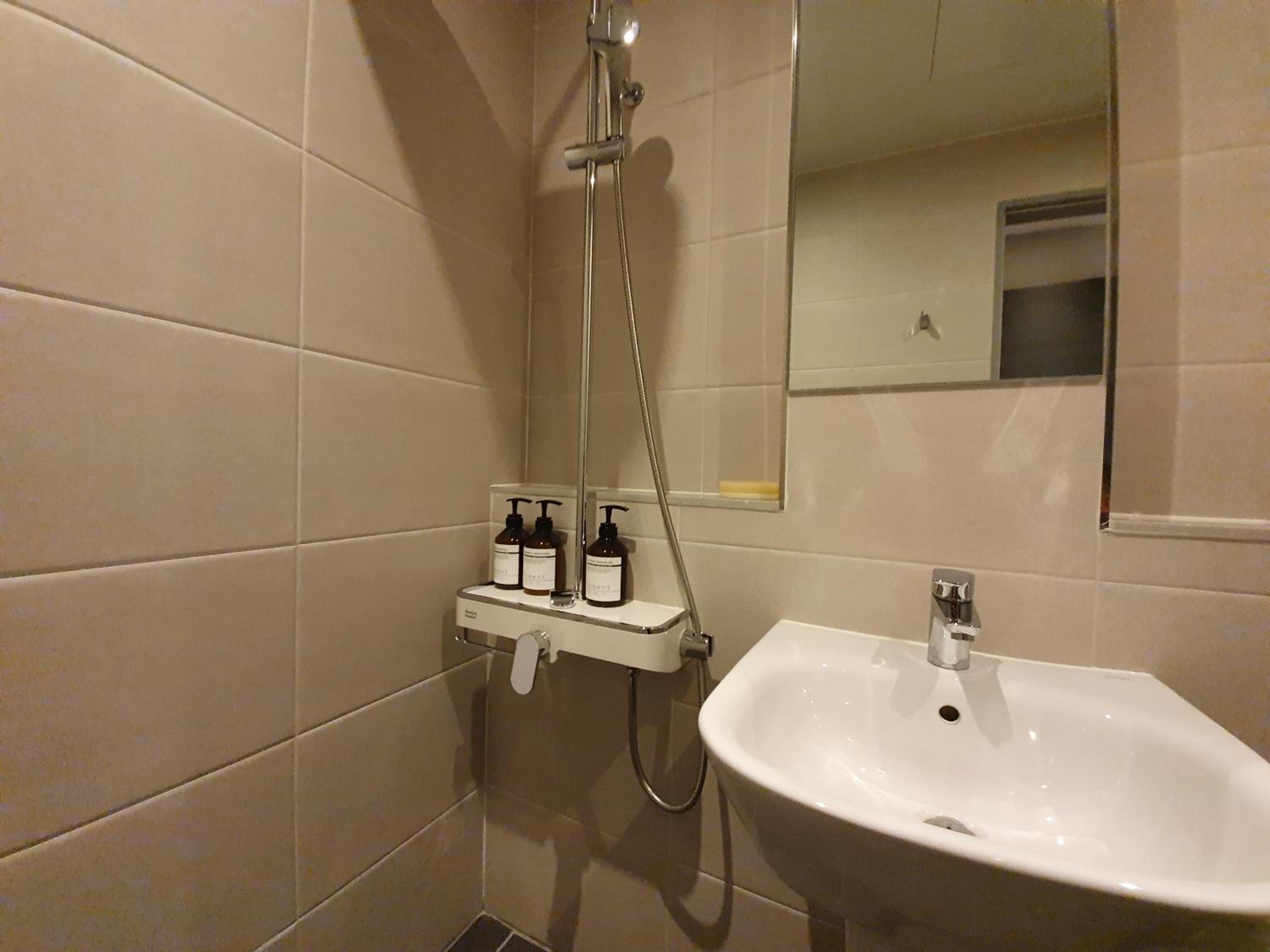 Double Room with Private Bathroom - Photo 5