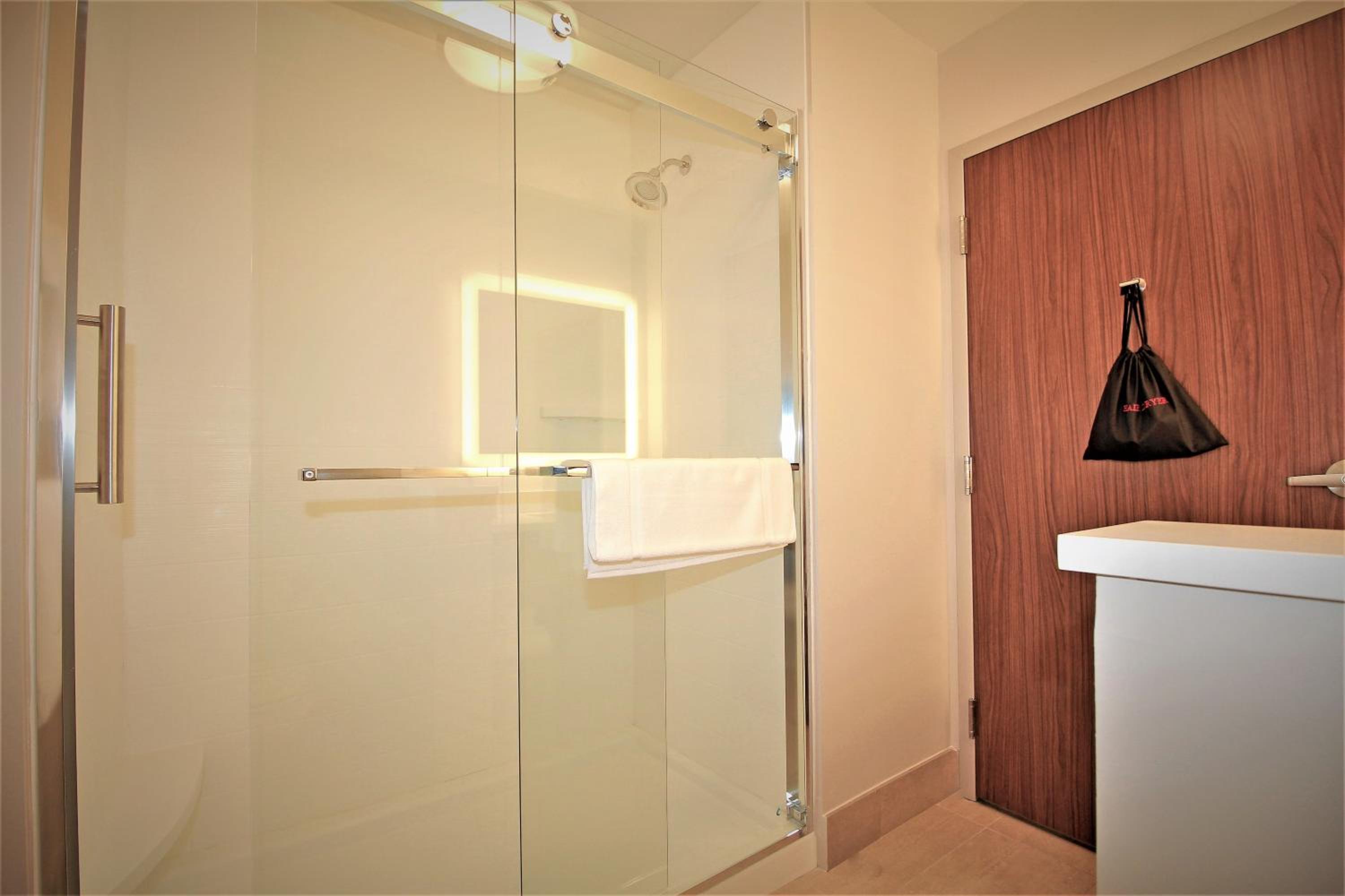 King Suite - Non-Smoking photo 3