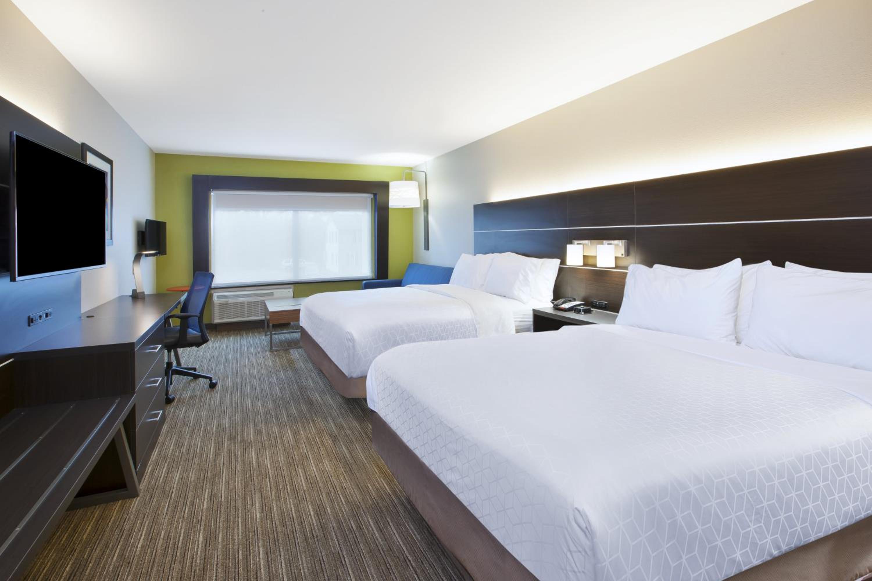 Queen Suite with Two Queen Beds and Sofa Bed photo 3