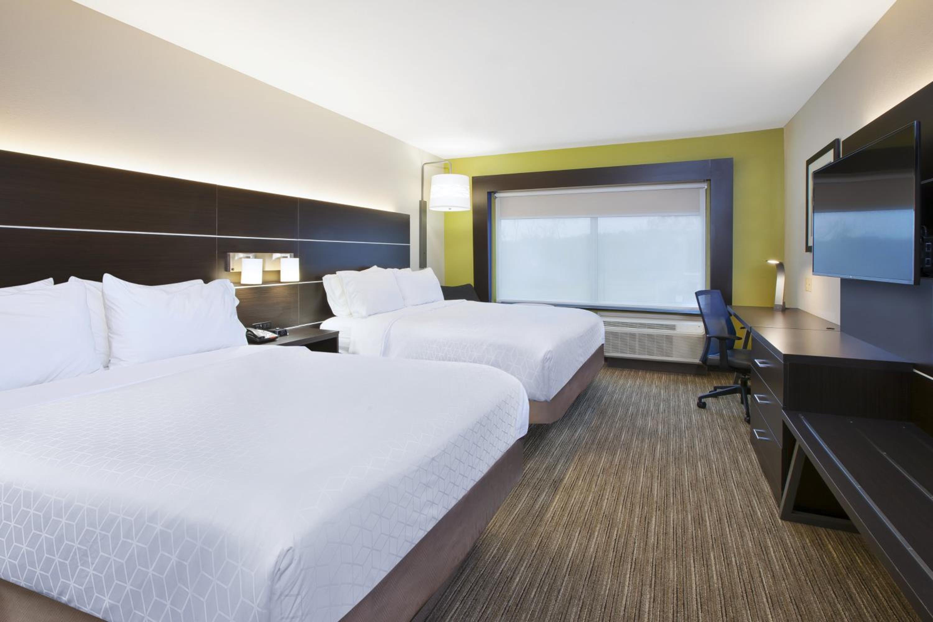 Standard Queen Room with Two Queen Beds photo 2