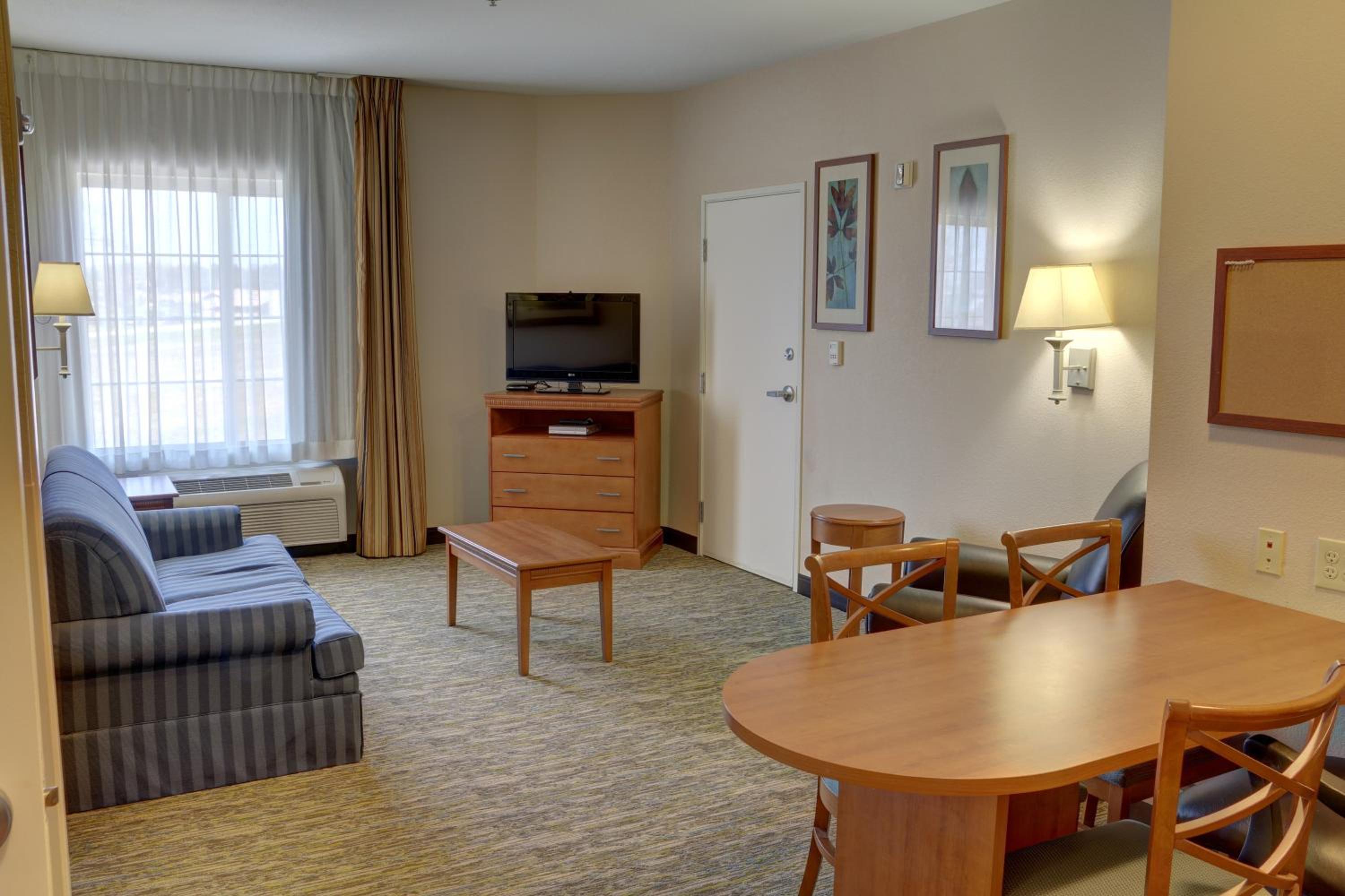 One-Bedroom Queen Suite - Photo 4