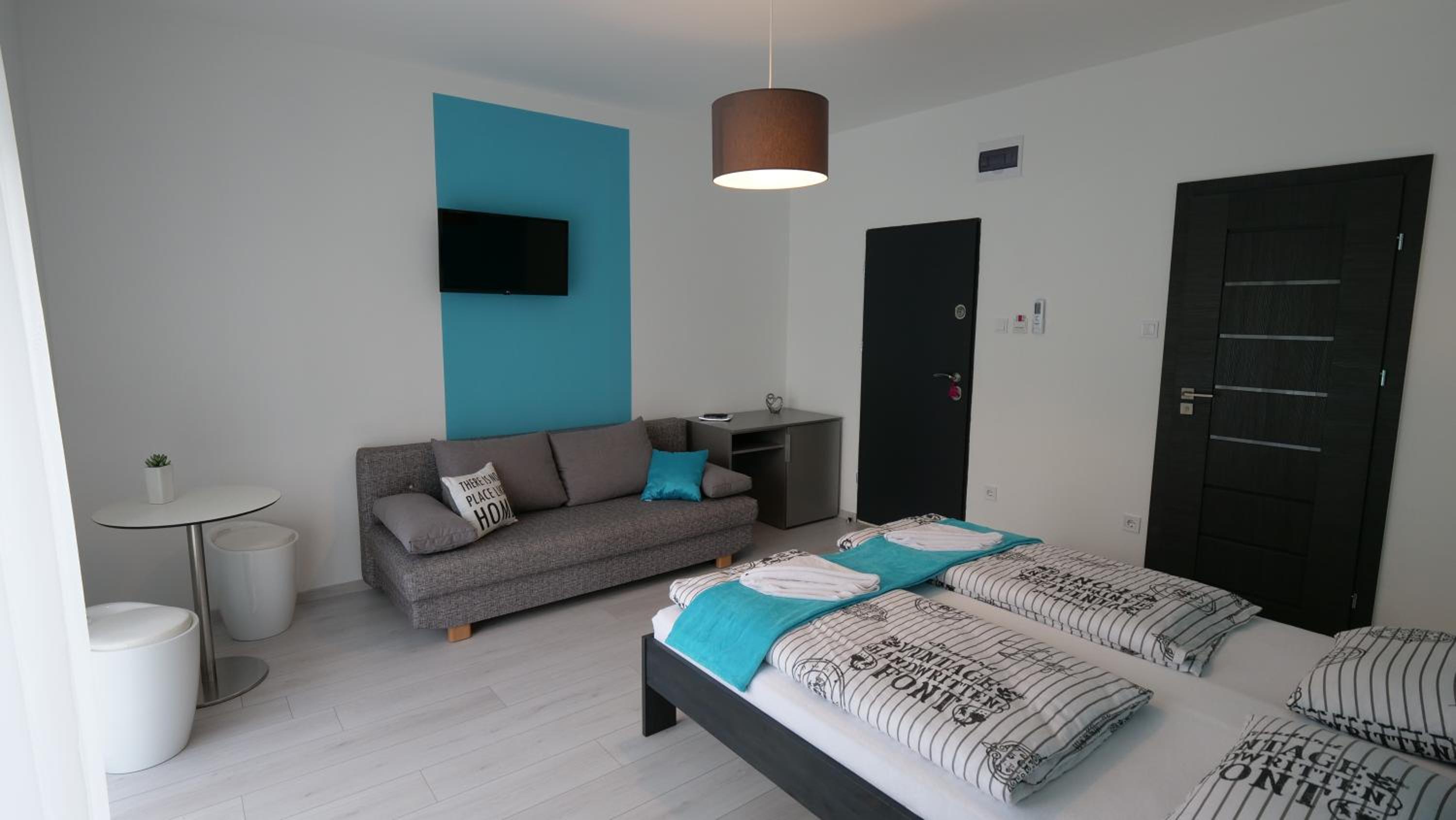 Family Room with Balcony photo 2