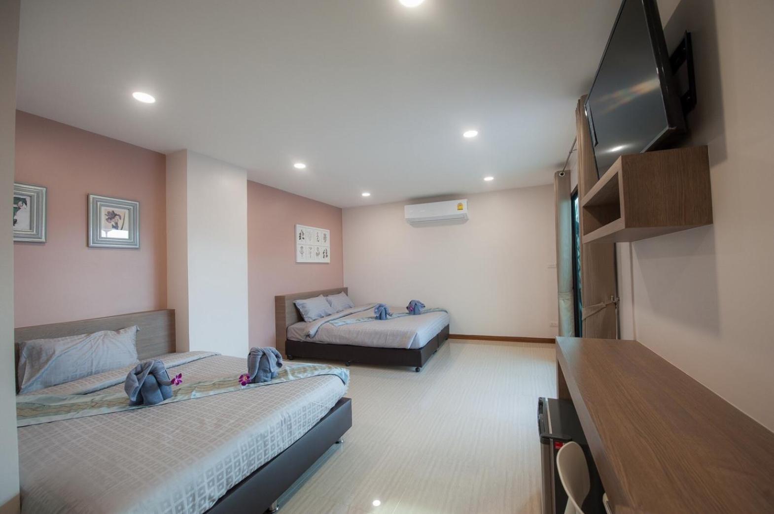 Superior Family Room photo 2