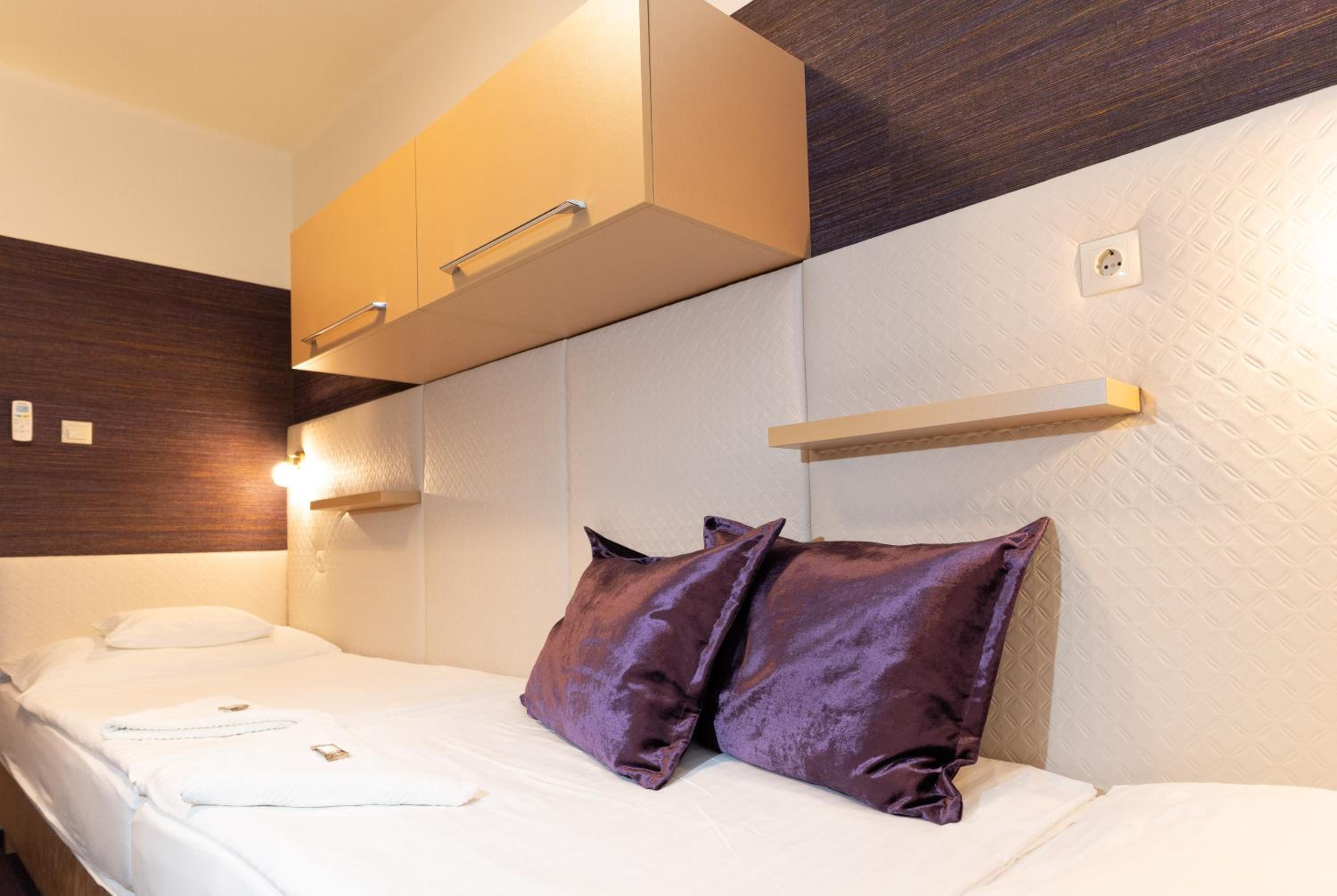 Twin Room - Photo 25