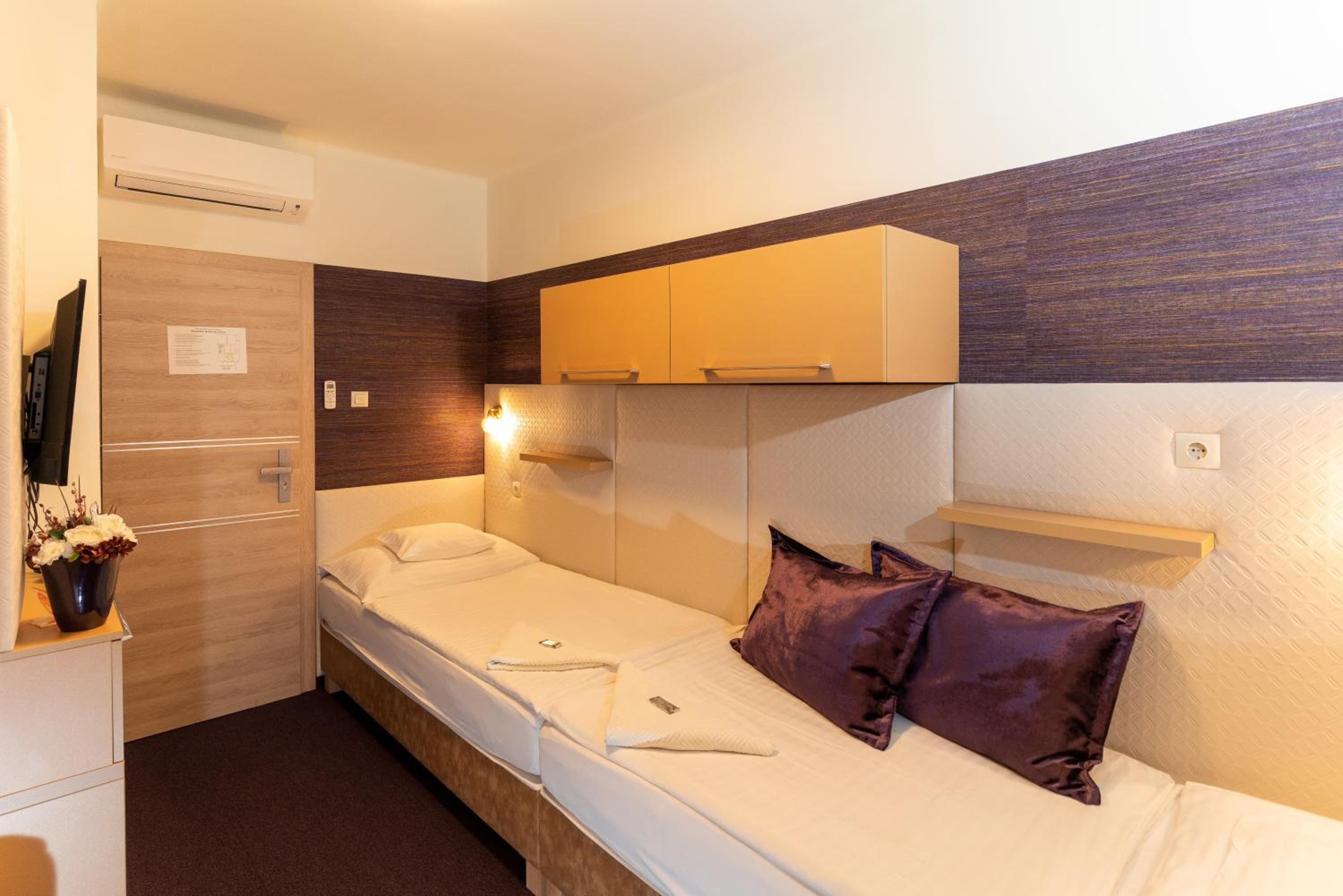 Twin Room - Photo 28