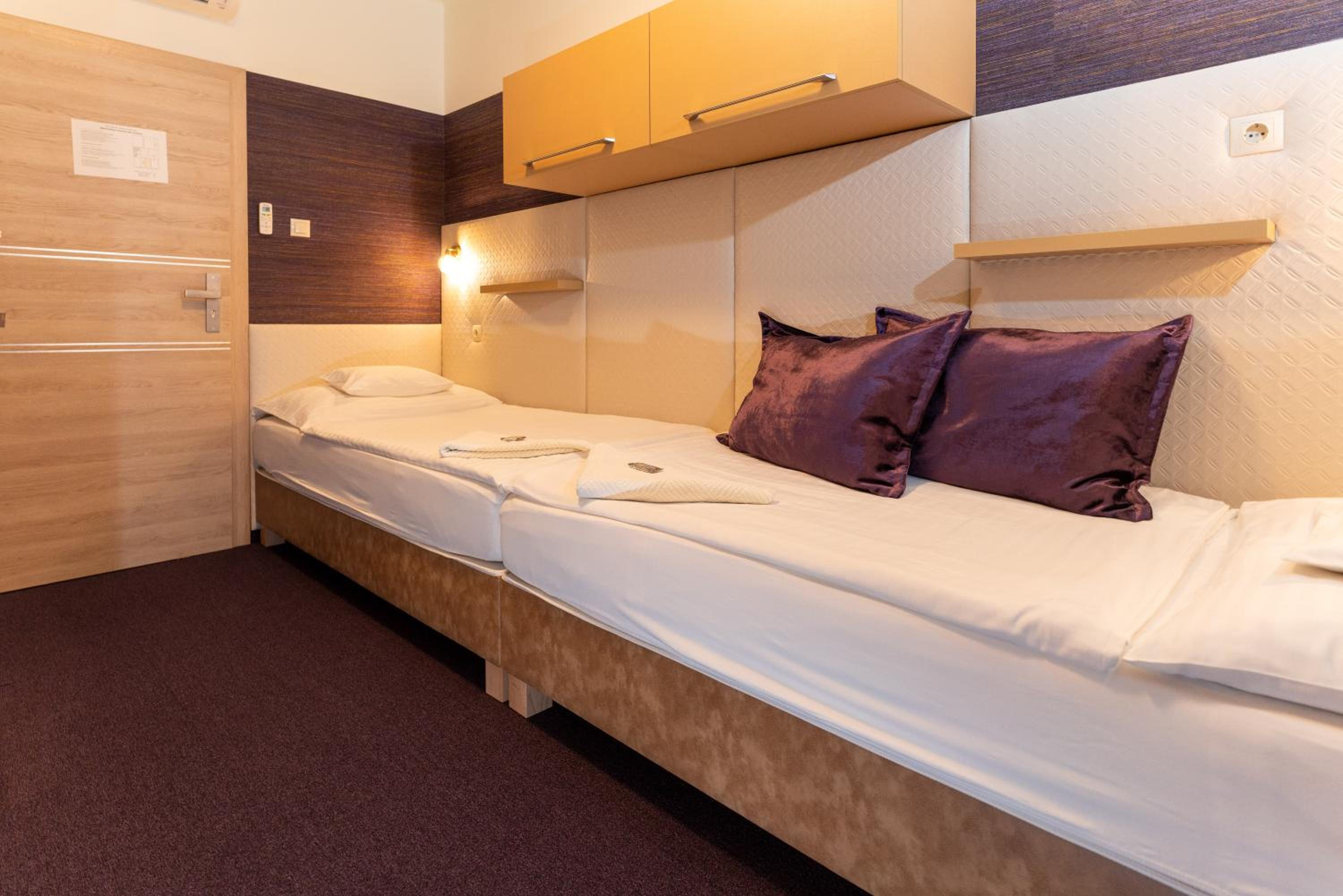 Twin Room - Photo 29