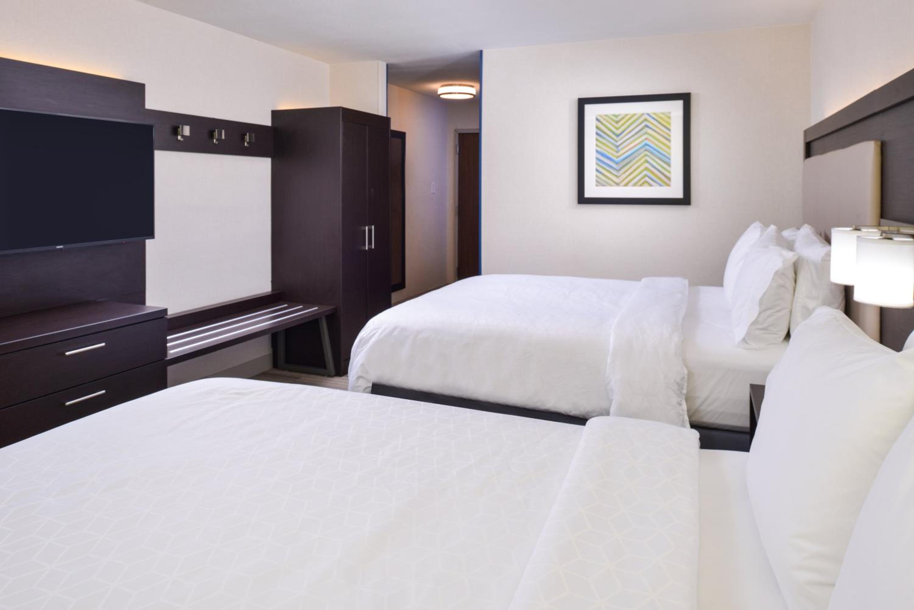 Standard Queen Room with Two Queen Beds photo 3