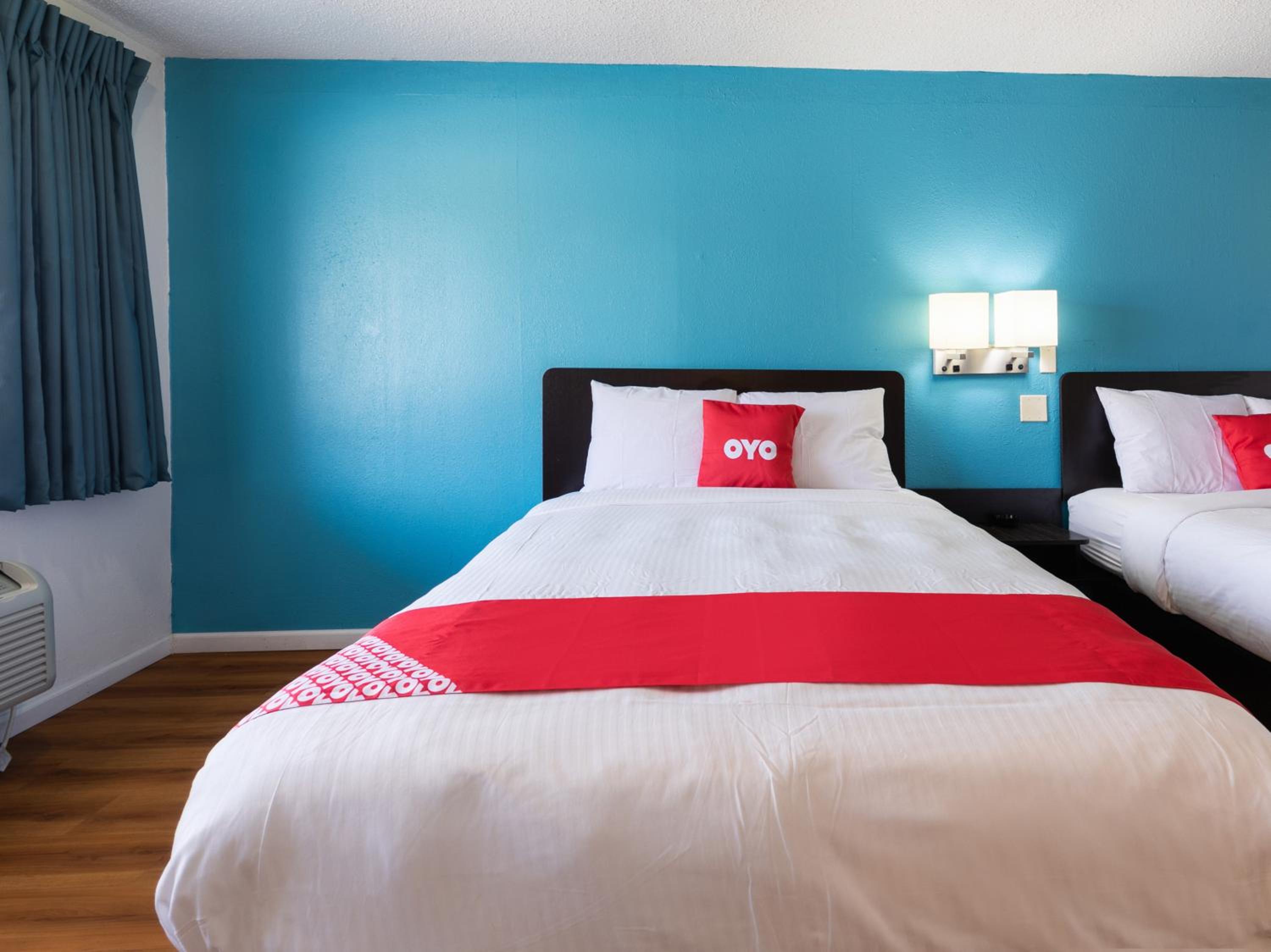 Queen Room with Two Queen Beds - Photo 7
