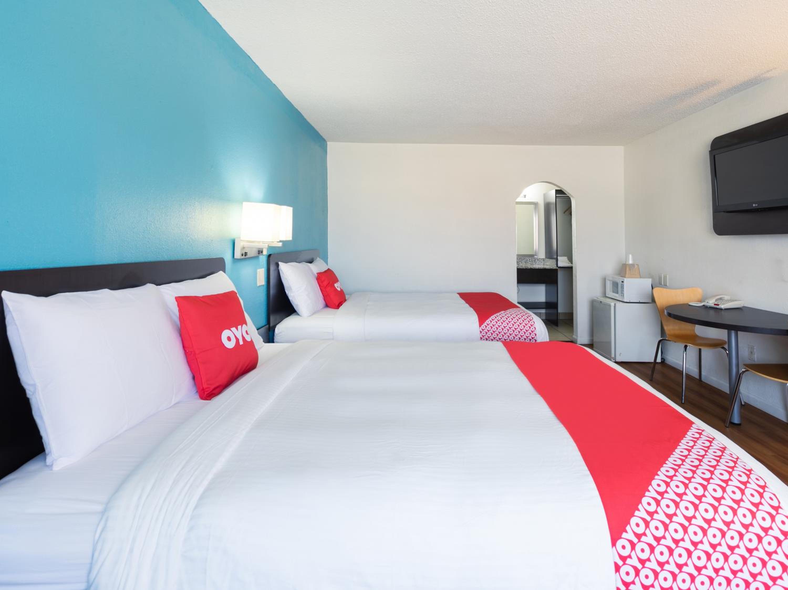 Queen Room with Two Queen Beds - Photo 8