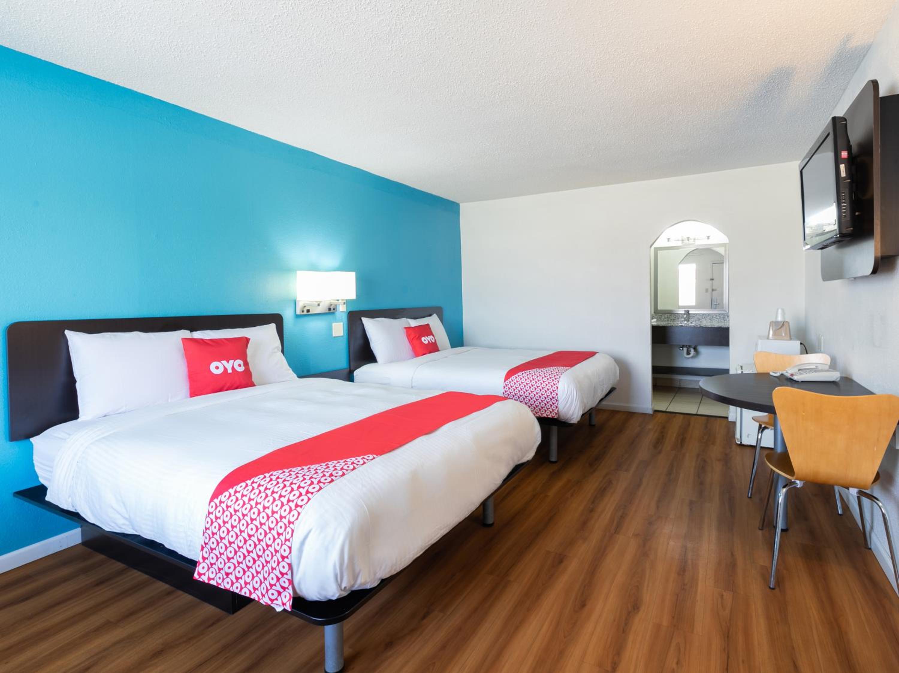 Queen Room with Two Queen Beds - Photo 4