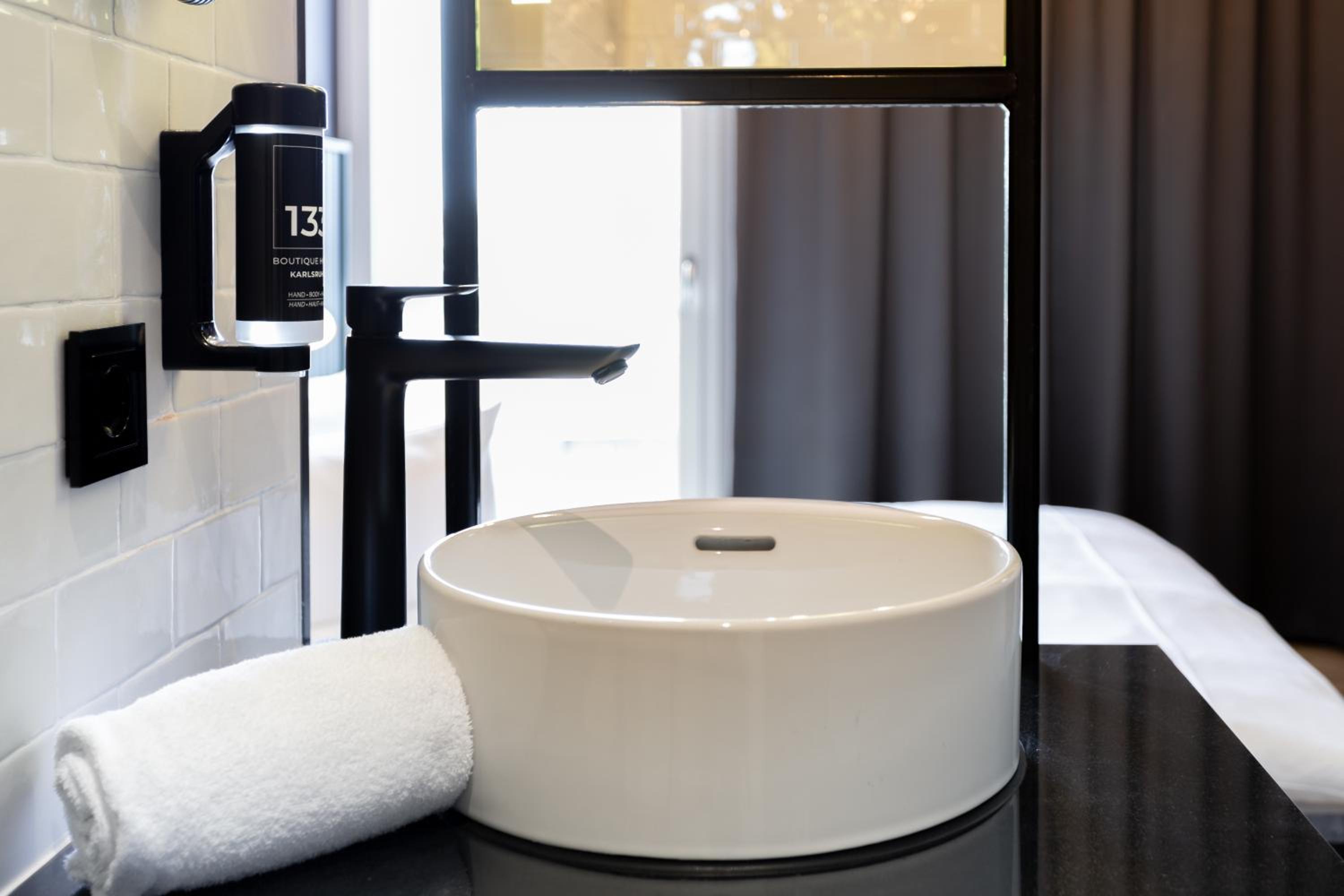 Premium Double Room - Photo 9