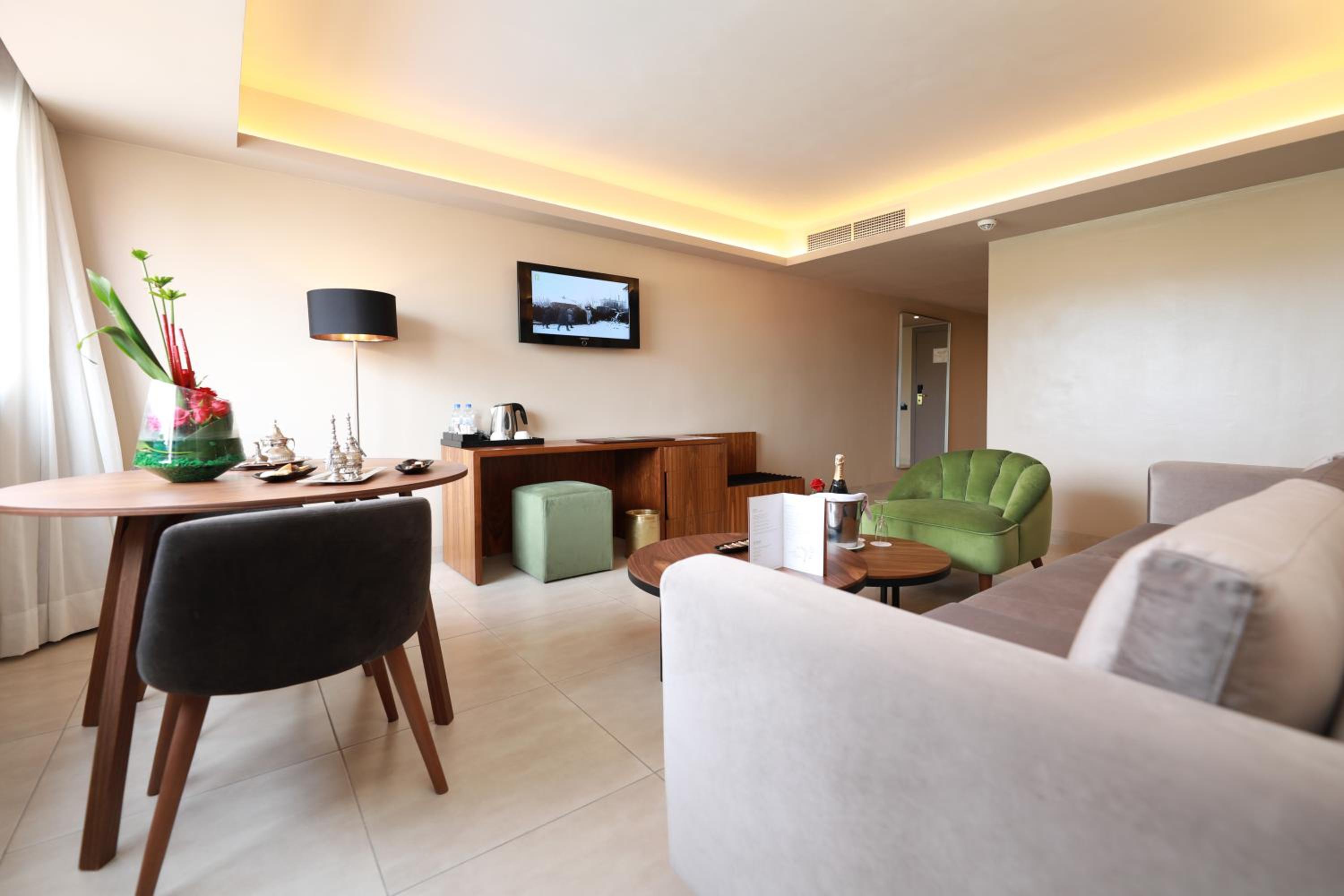 Junior Suite With Pool View - Photo 2