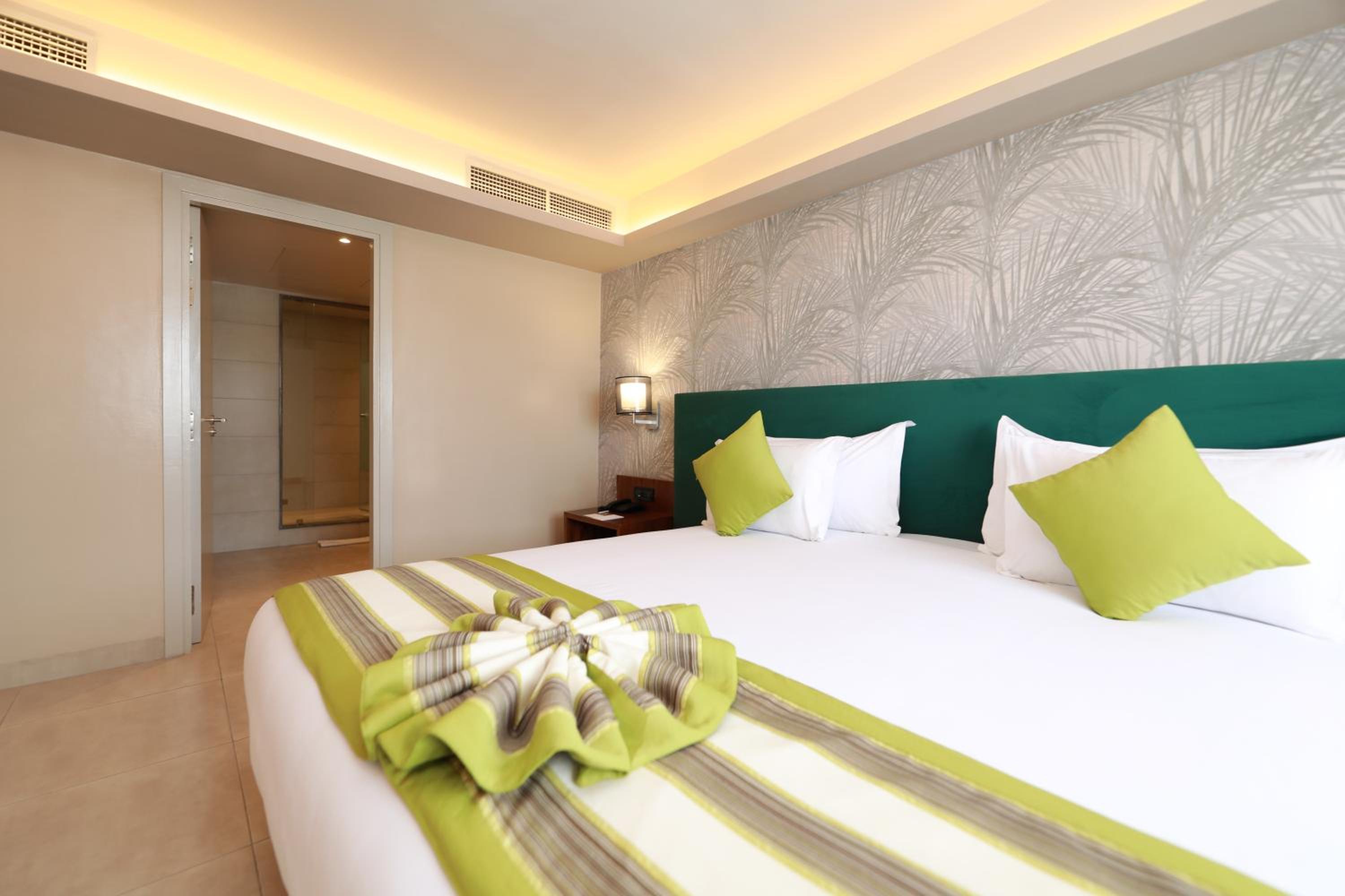 Junior Suite With Pool View - Photo 4