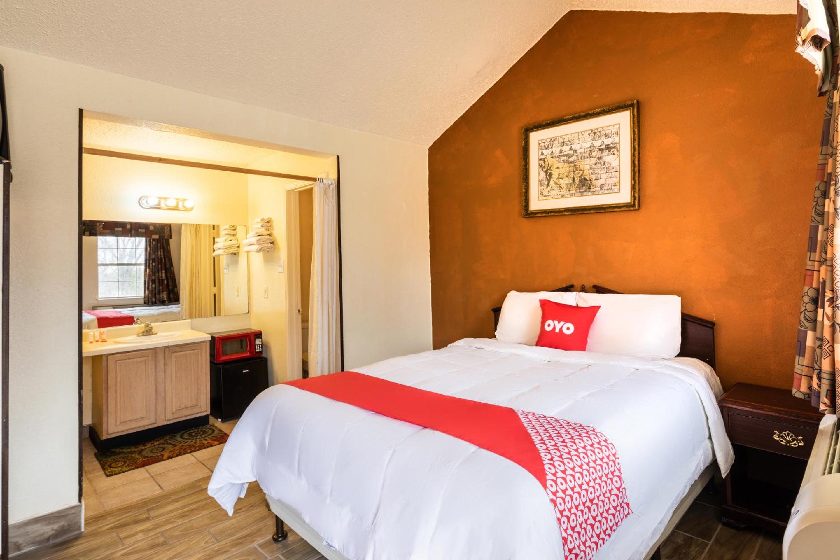 Queen Room - Photo 17