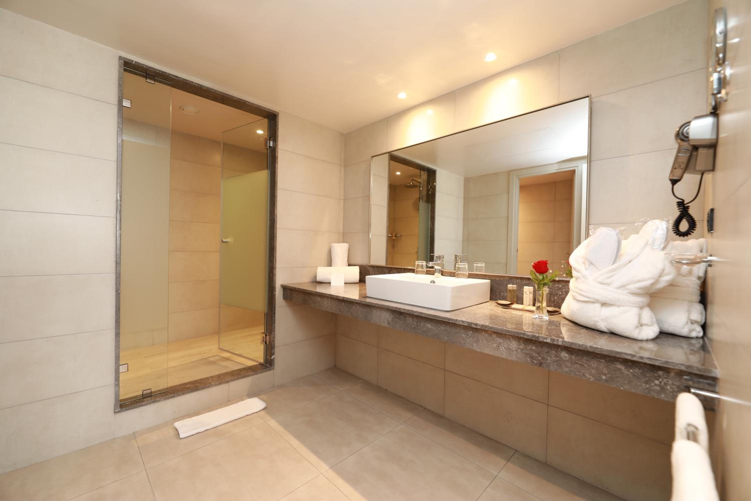 Junior Suite With Pool View - Photo 3