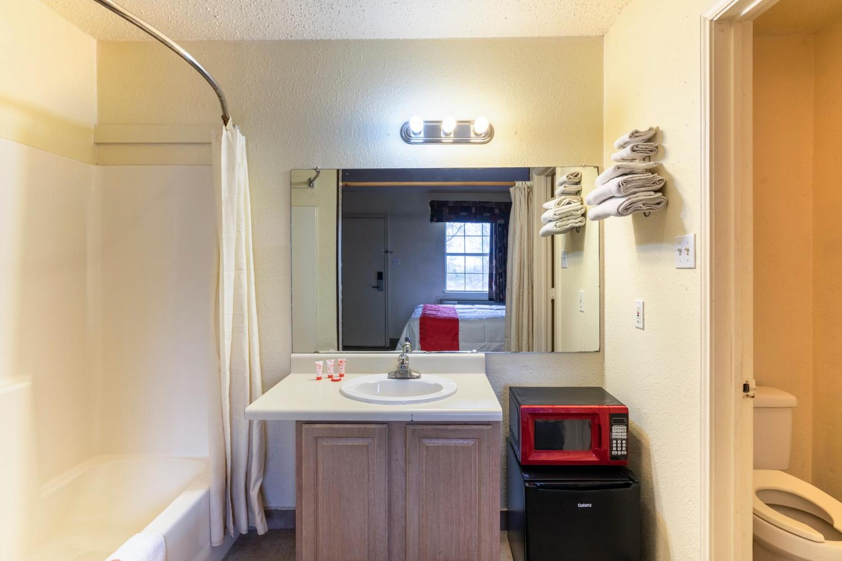 Queen Room - Photo 16