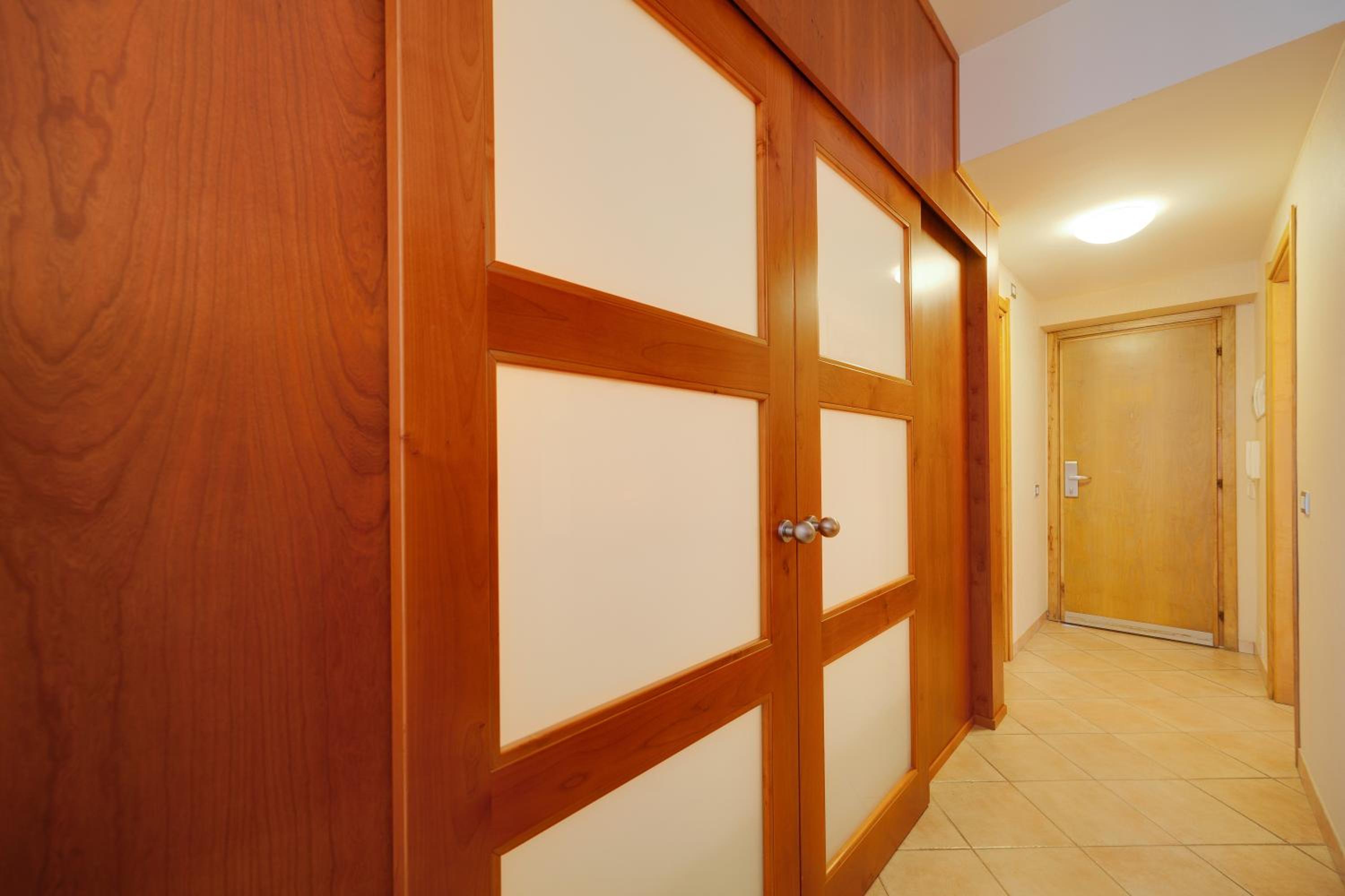 Large One-Bedroom Apartment - Photo 8
