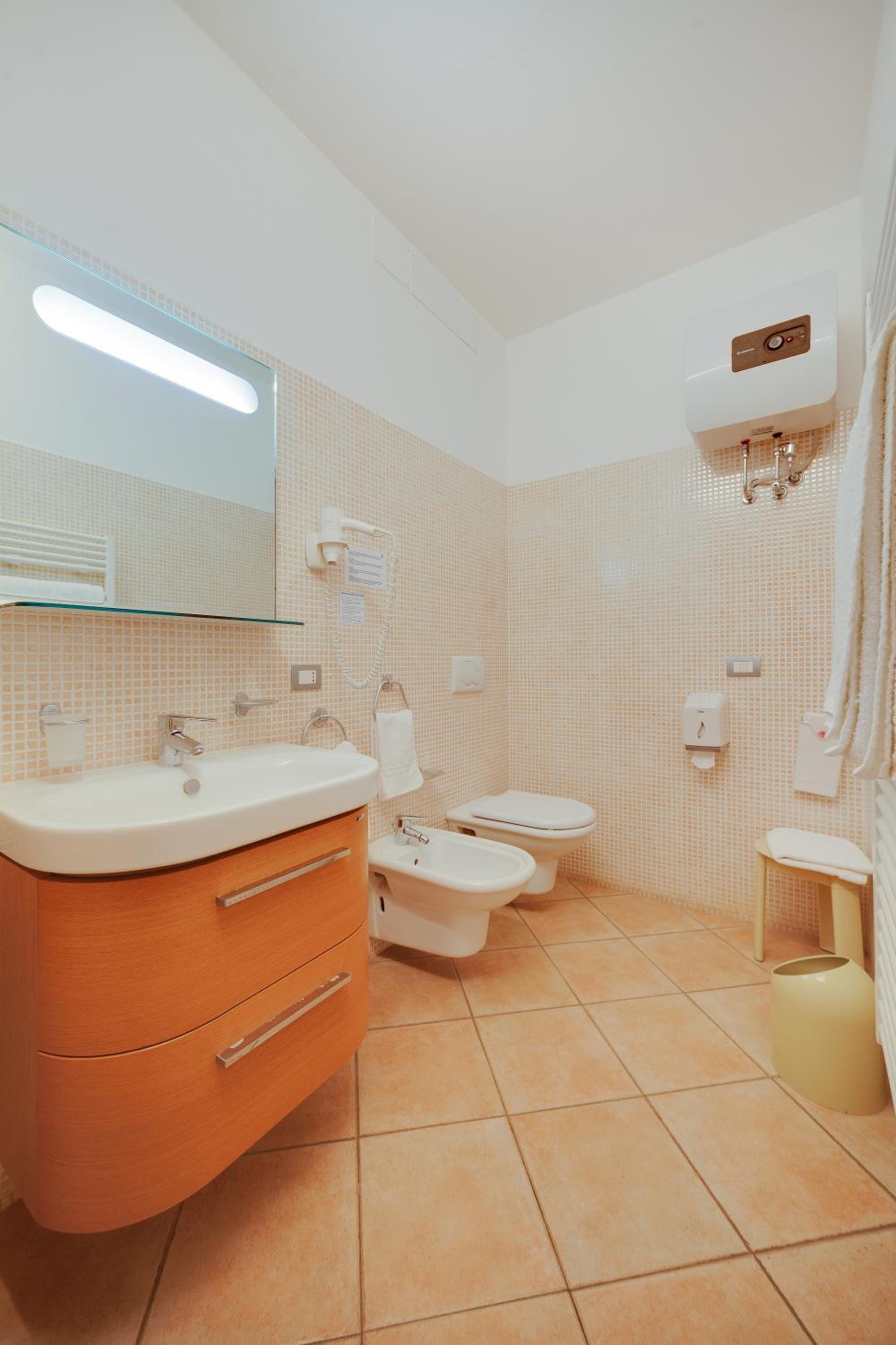 Large One-Bedroom Apartment - Photo 9