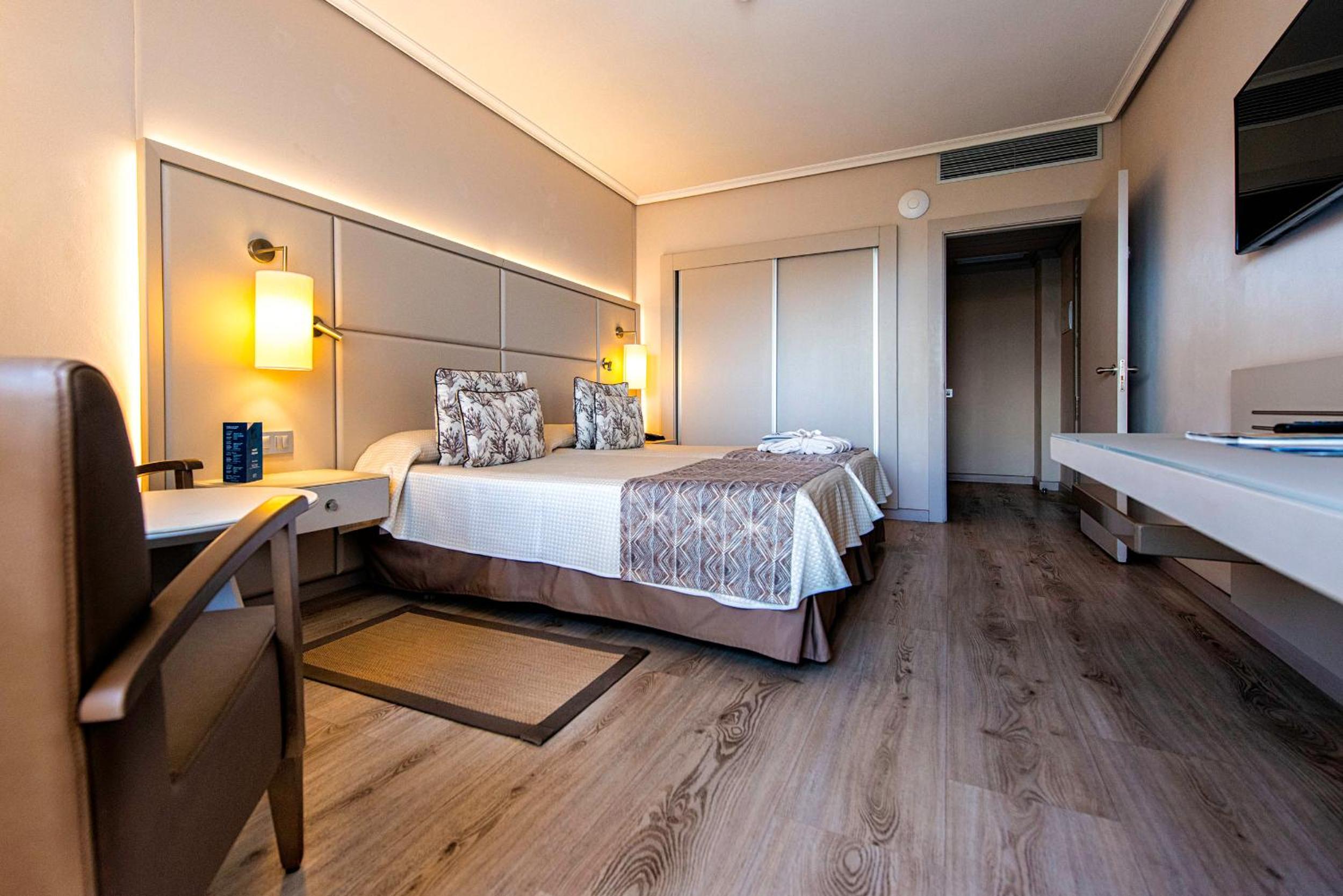 Habitación Doble con Vista al Mar y/o a la piscina (3 personas)