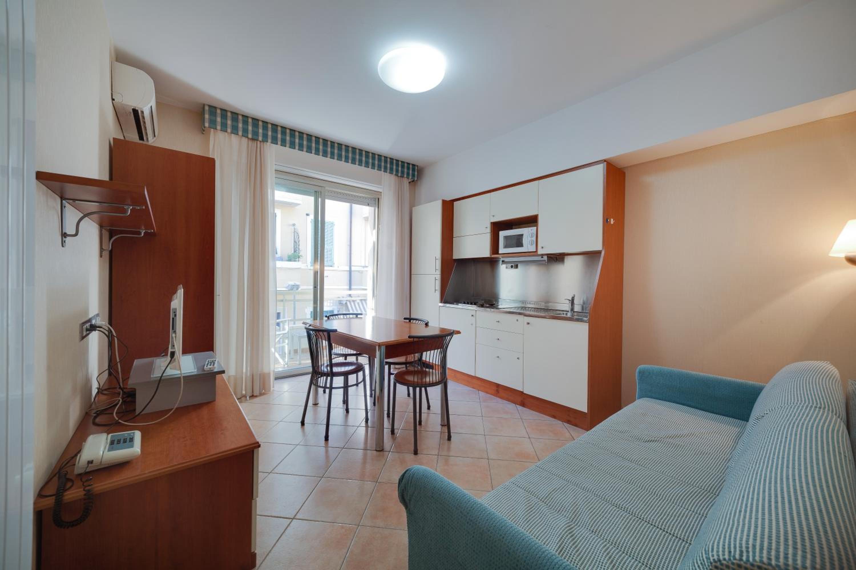 Large One-Bedroom Apartment - Photo 2