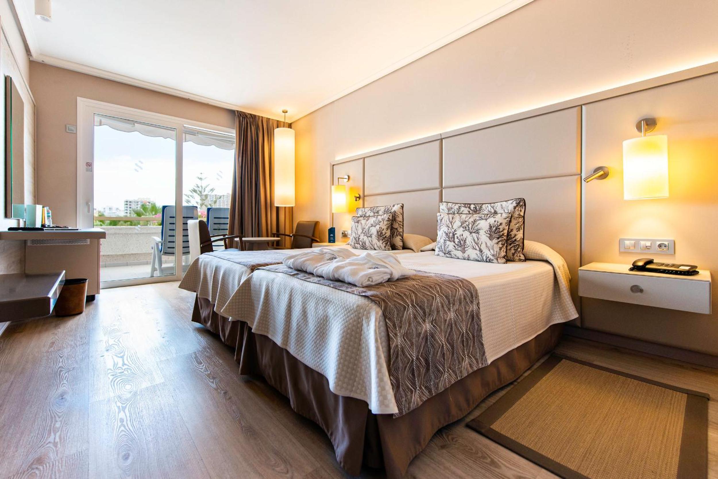 Habitación Doble con Vista al Mar y/o a la Piscina (2 personas)