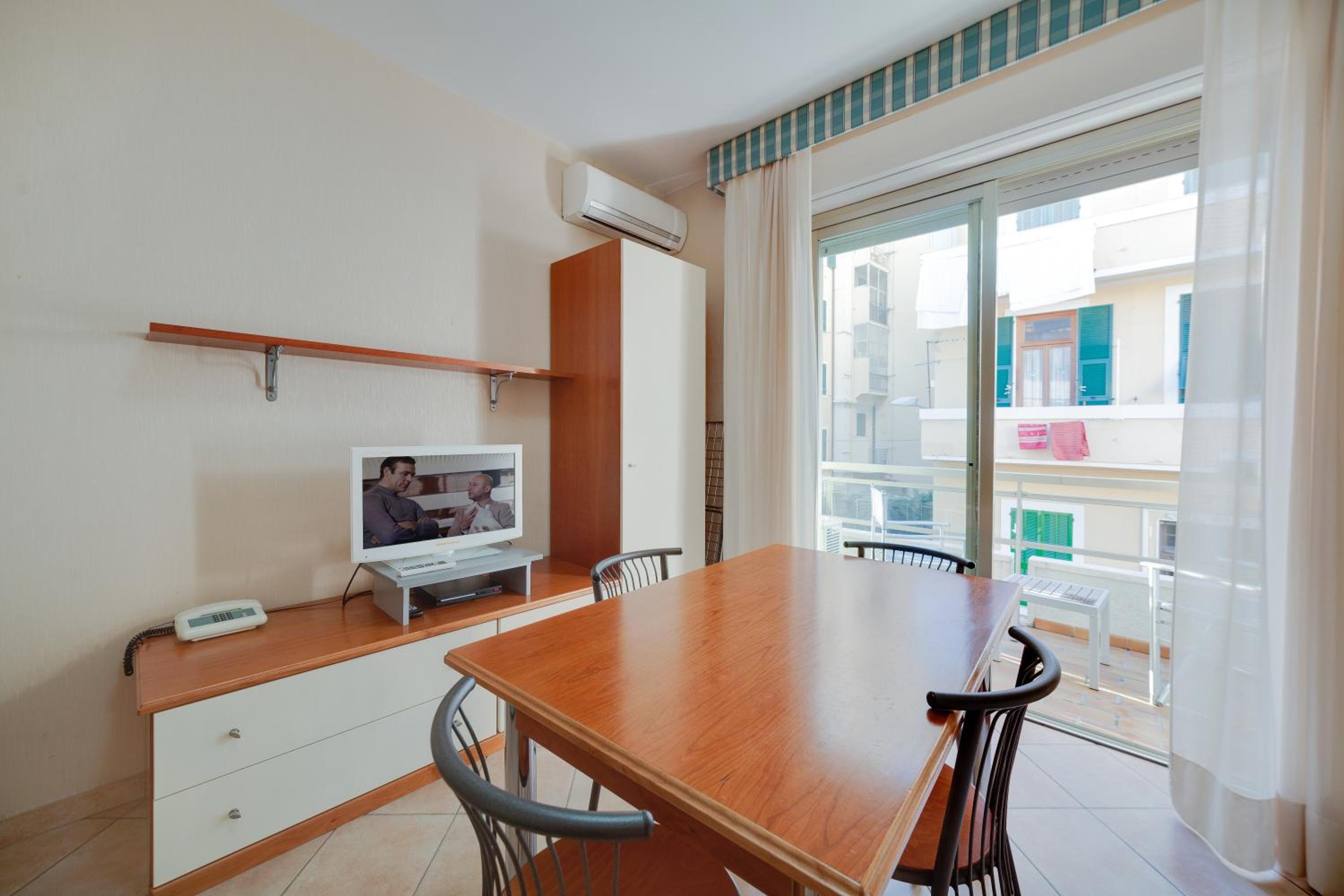 Large One-Bedroom Apartment - Photo 3