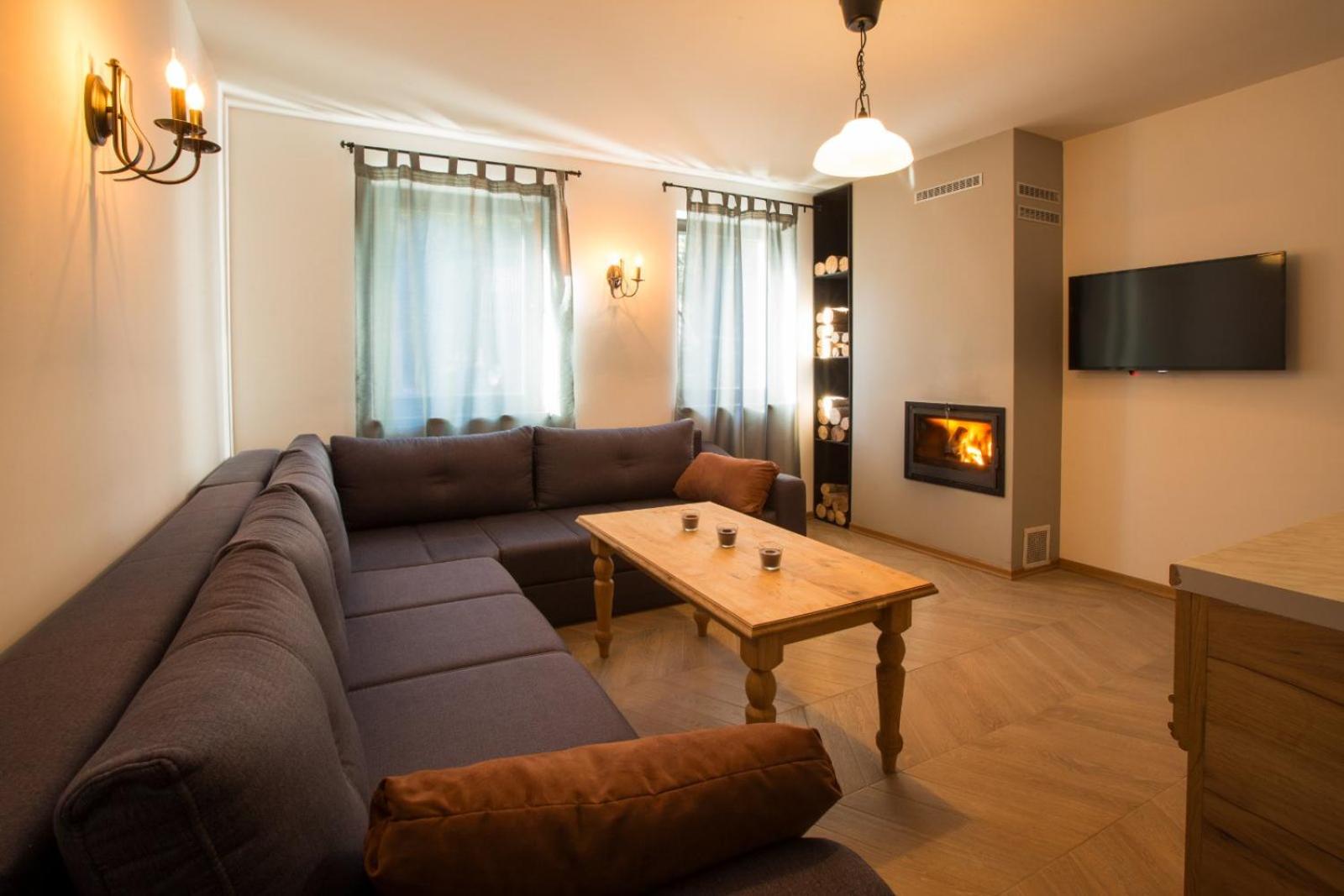 Apartment with Mountain View