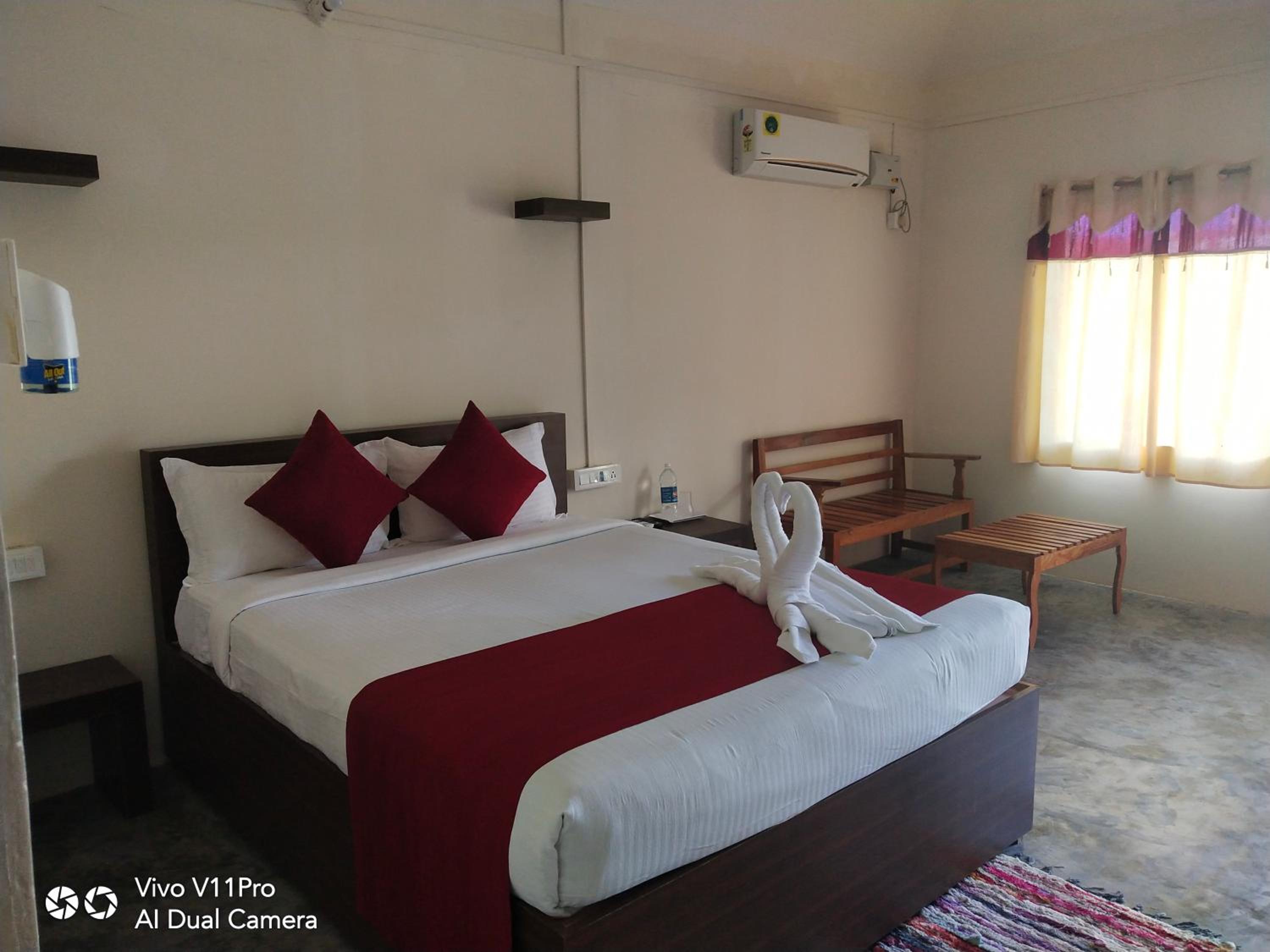 Deluxe Double Room with Balcony - Photo 13