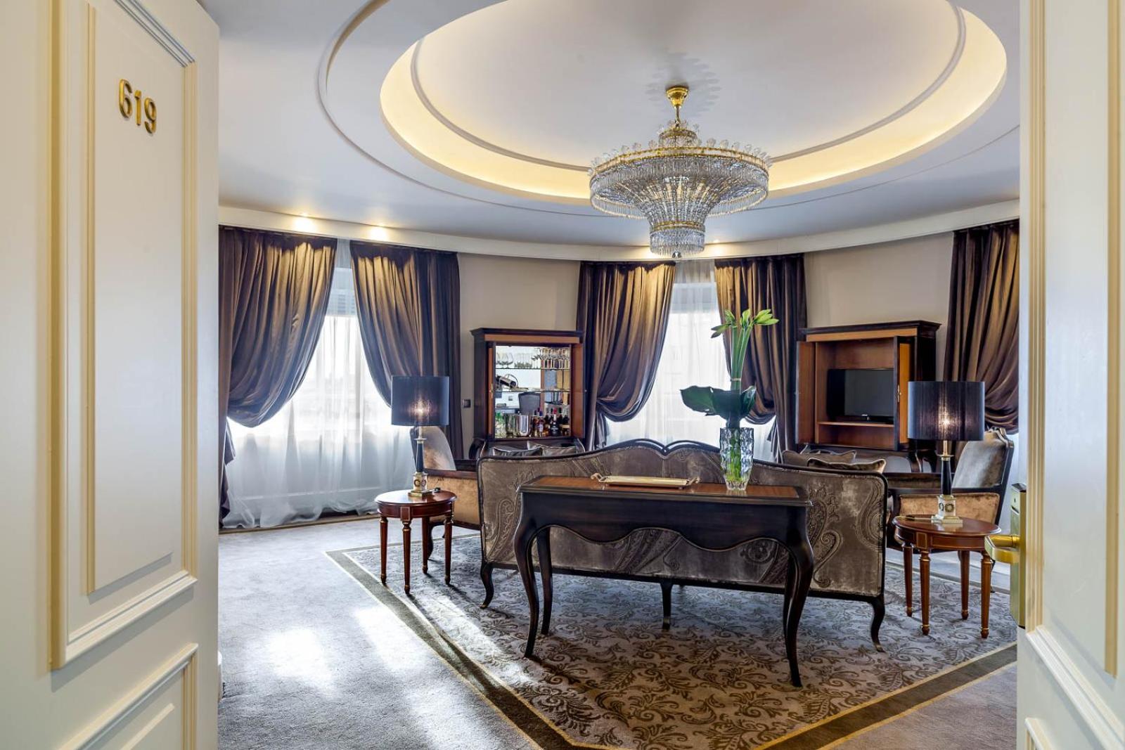 Luxury Suite - The Wellington Club - Photo 10