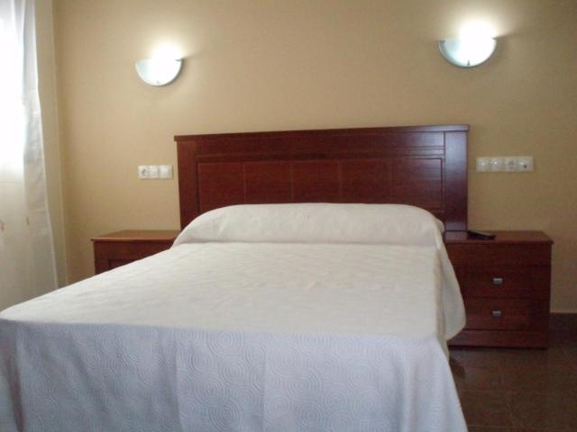 Twin Room with Private Bathroom - Photo 2
