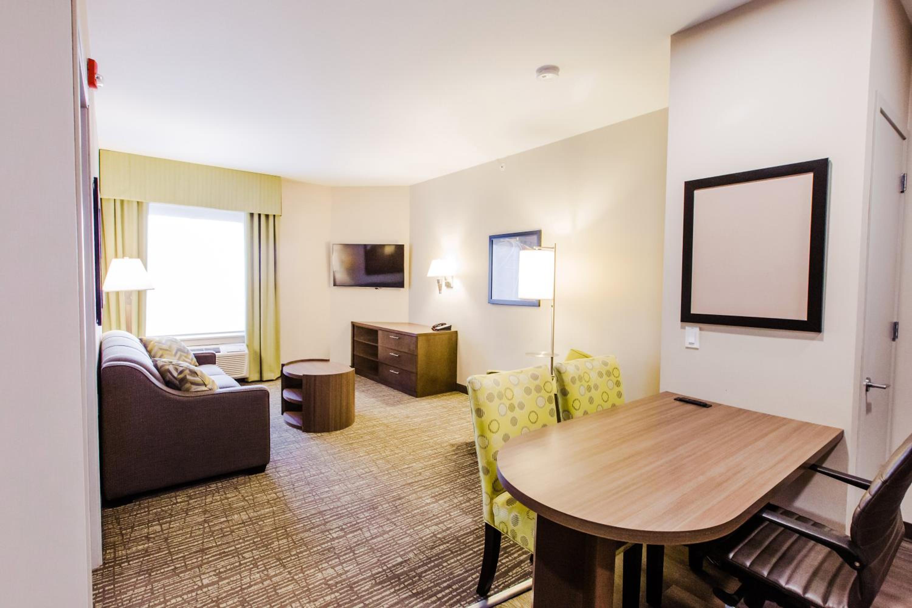 One-Bedroom King Suite thumbnail 5