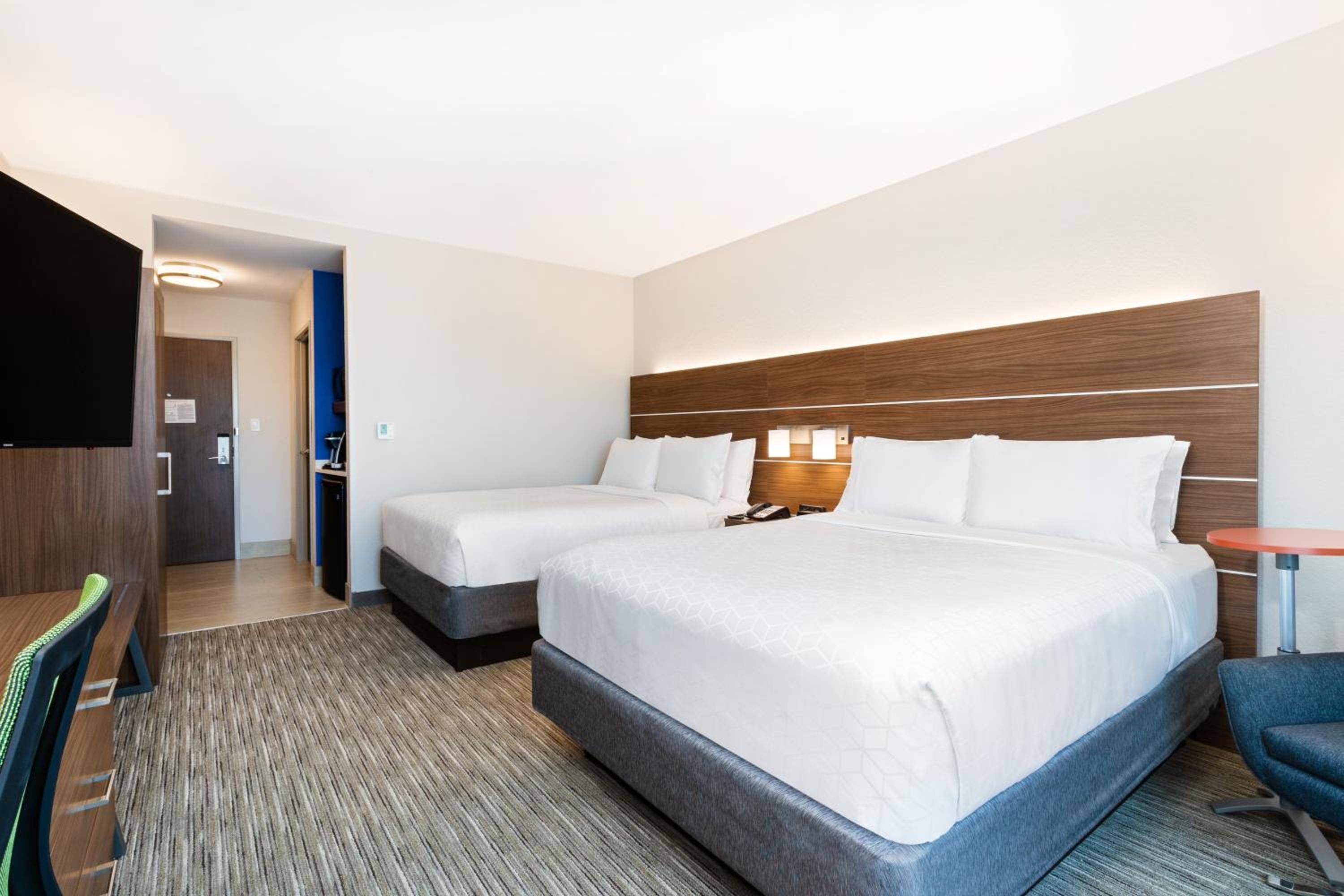 Standard Room with Two Queen Beds - Photo 2