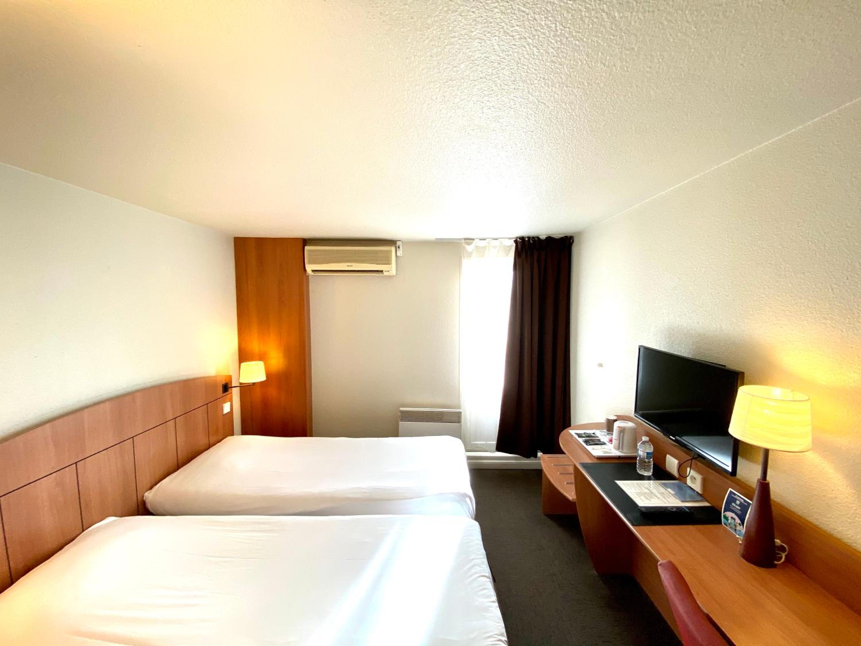 Twin Room - Photo 11