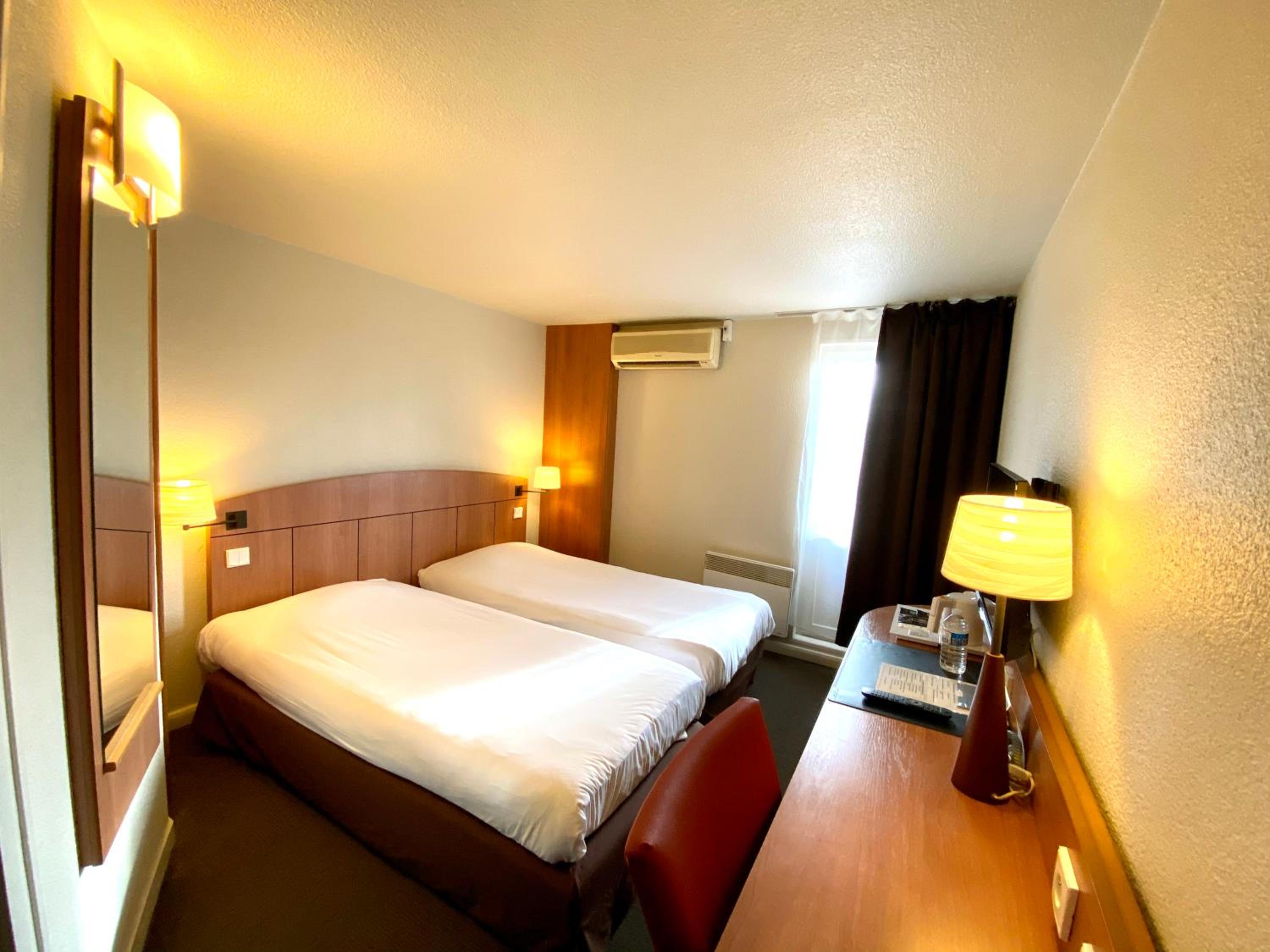 Twin Room - Photo 10