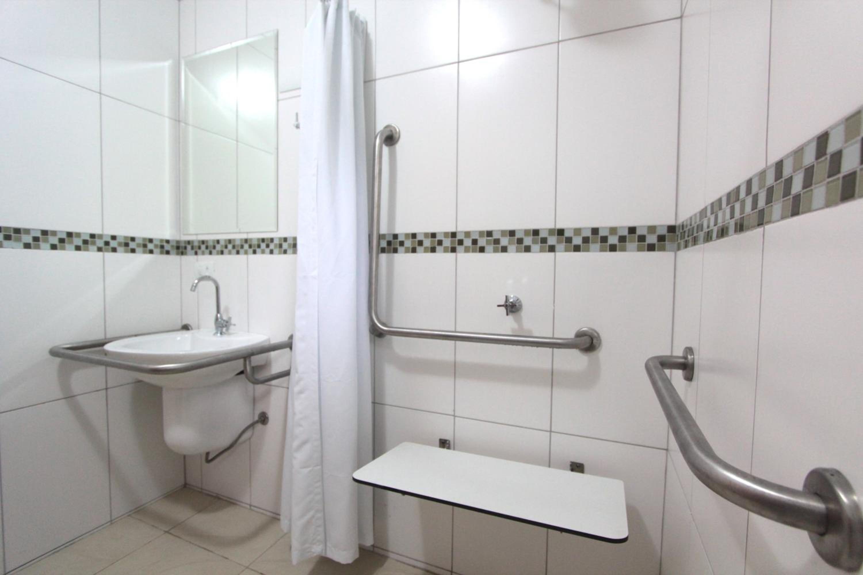Quadruple Room - Disability Access photo 2