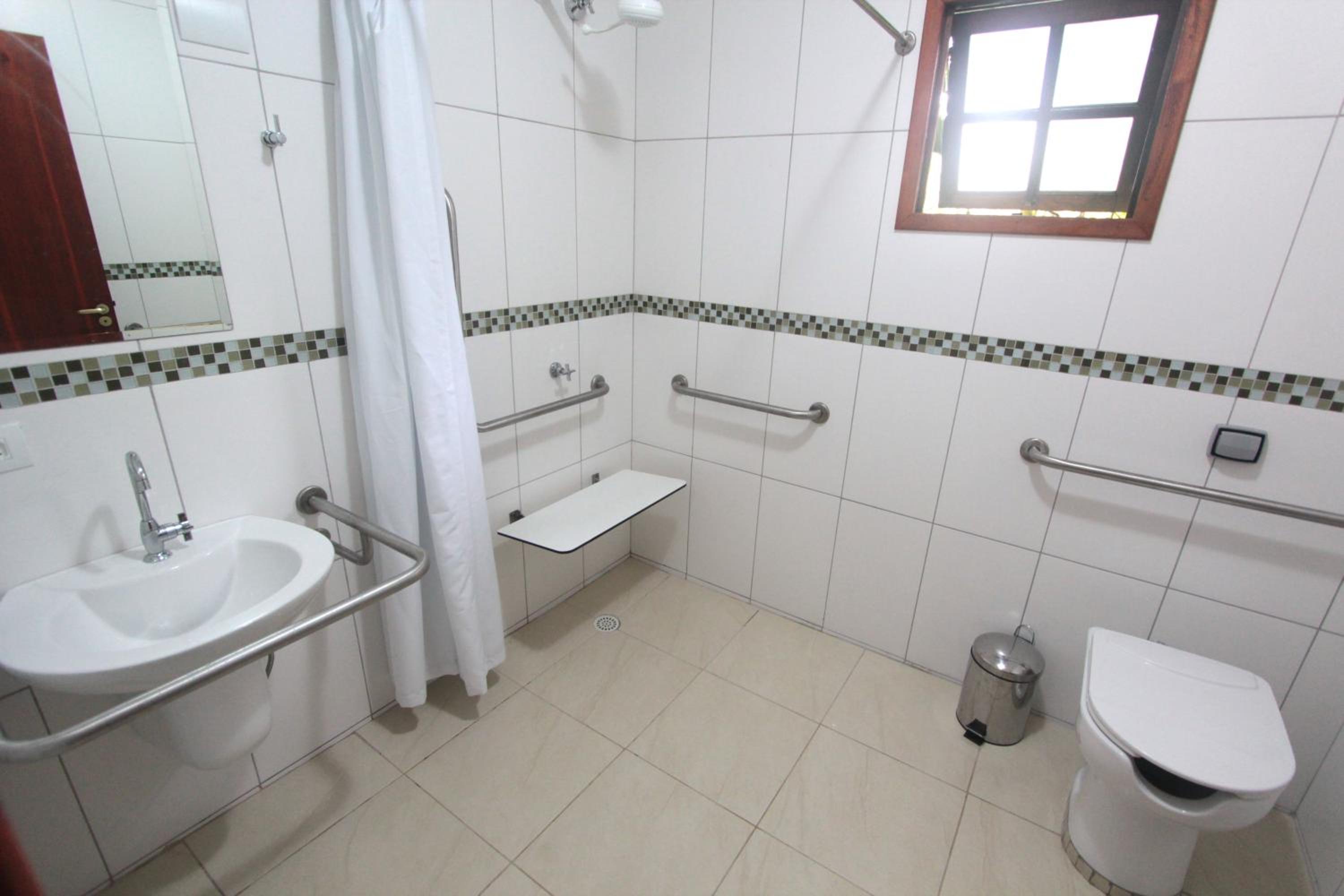 Quadruple Room - Disability Access photo 3