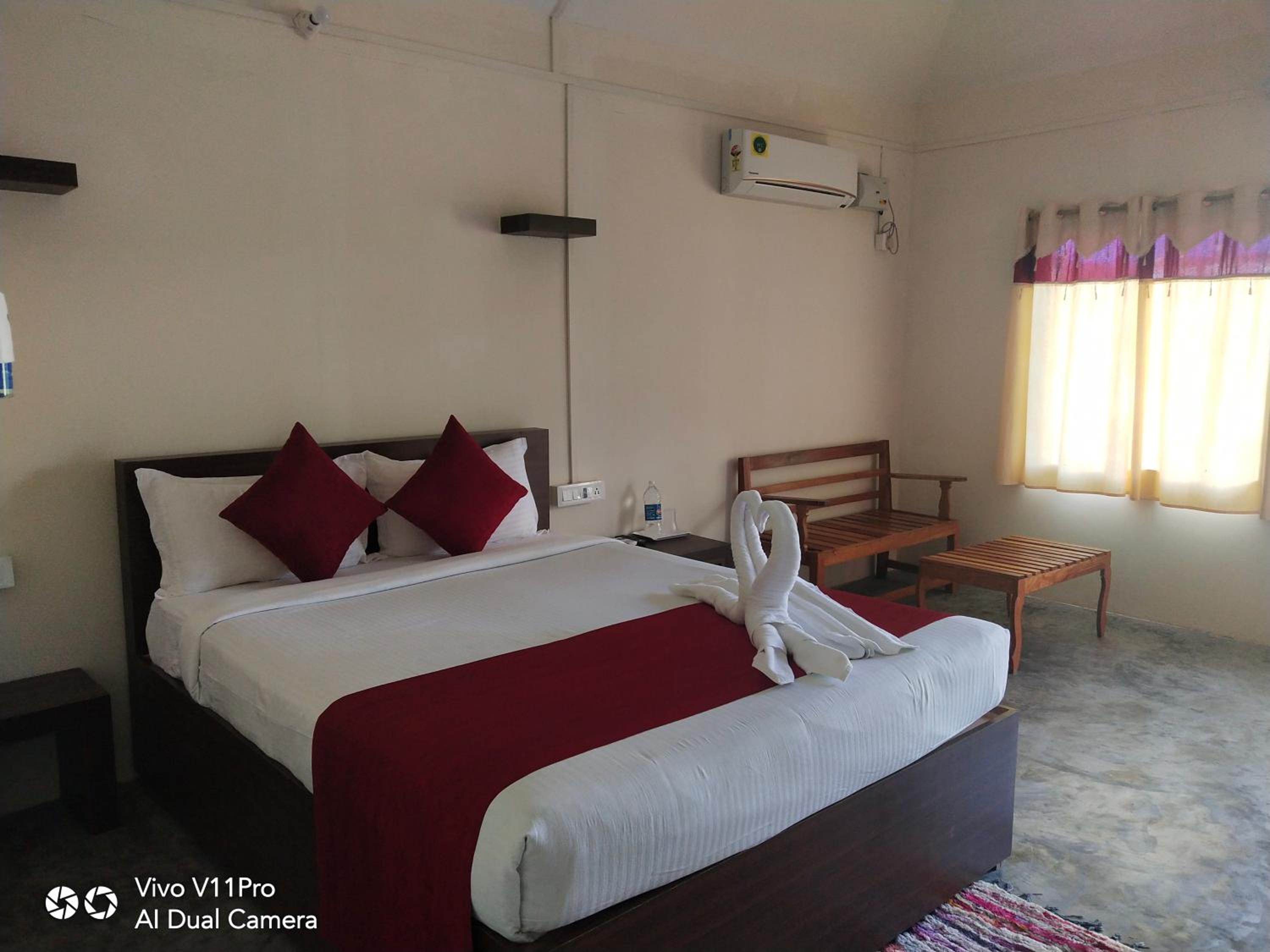 Deluxe Double Room with Balcony - Photo 12