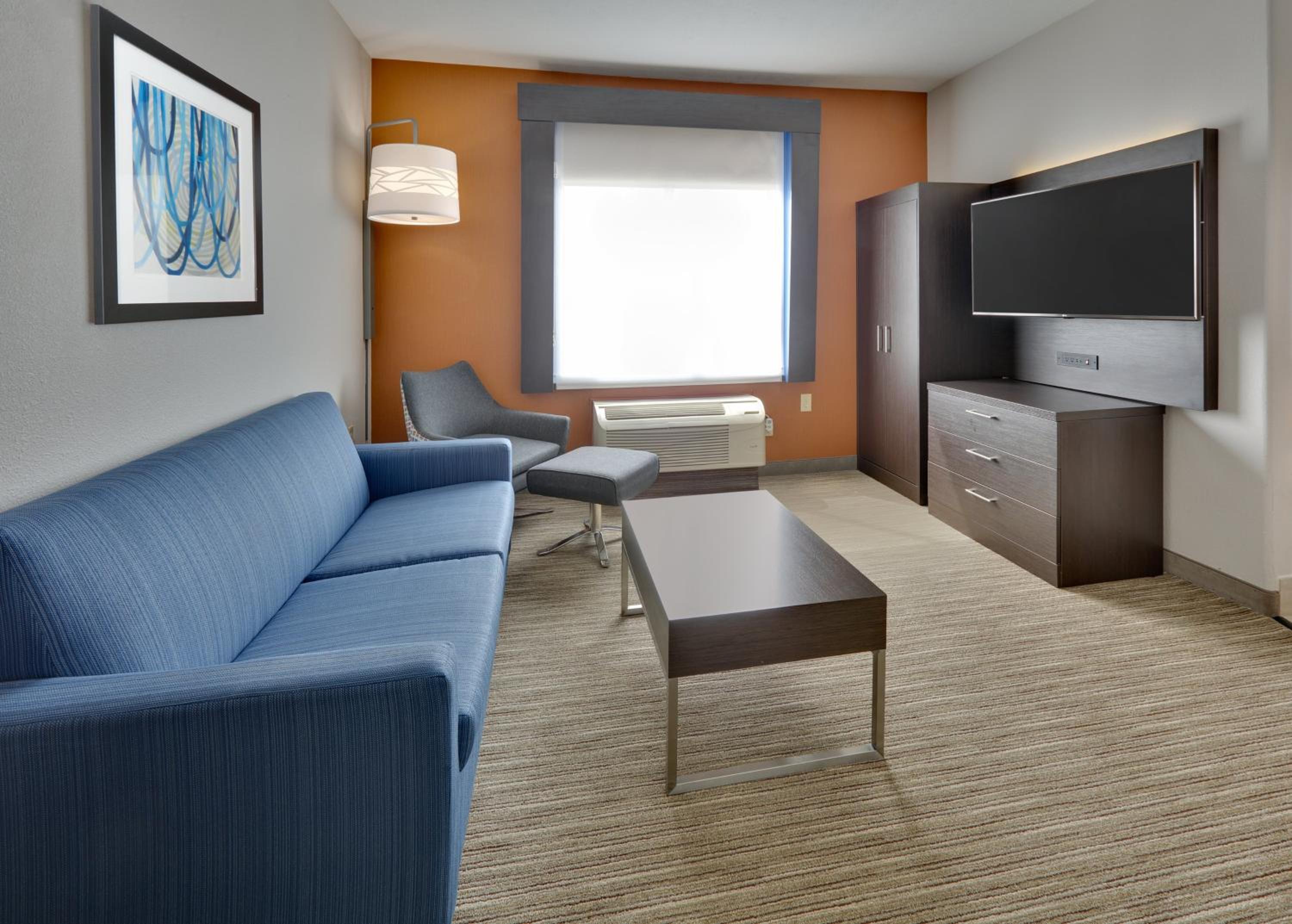 One-Bedroom King Suite with Sofa Bed - Photo 4