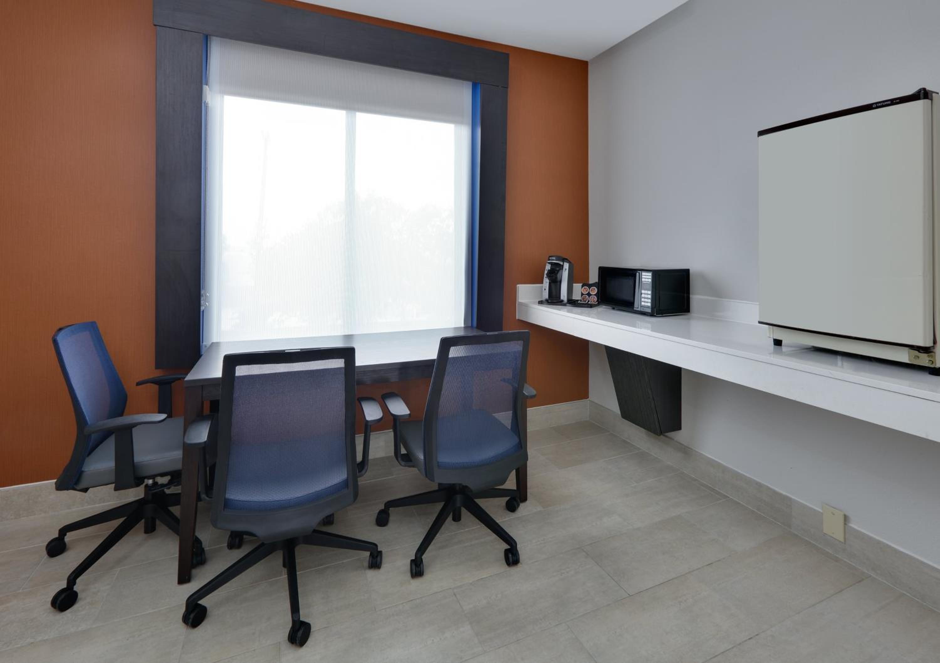 One-Bedroom King Suite with Sofa Bed - Photo 3