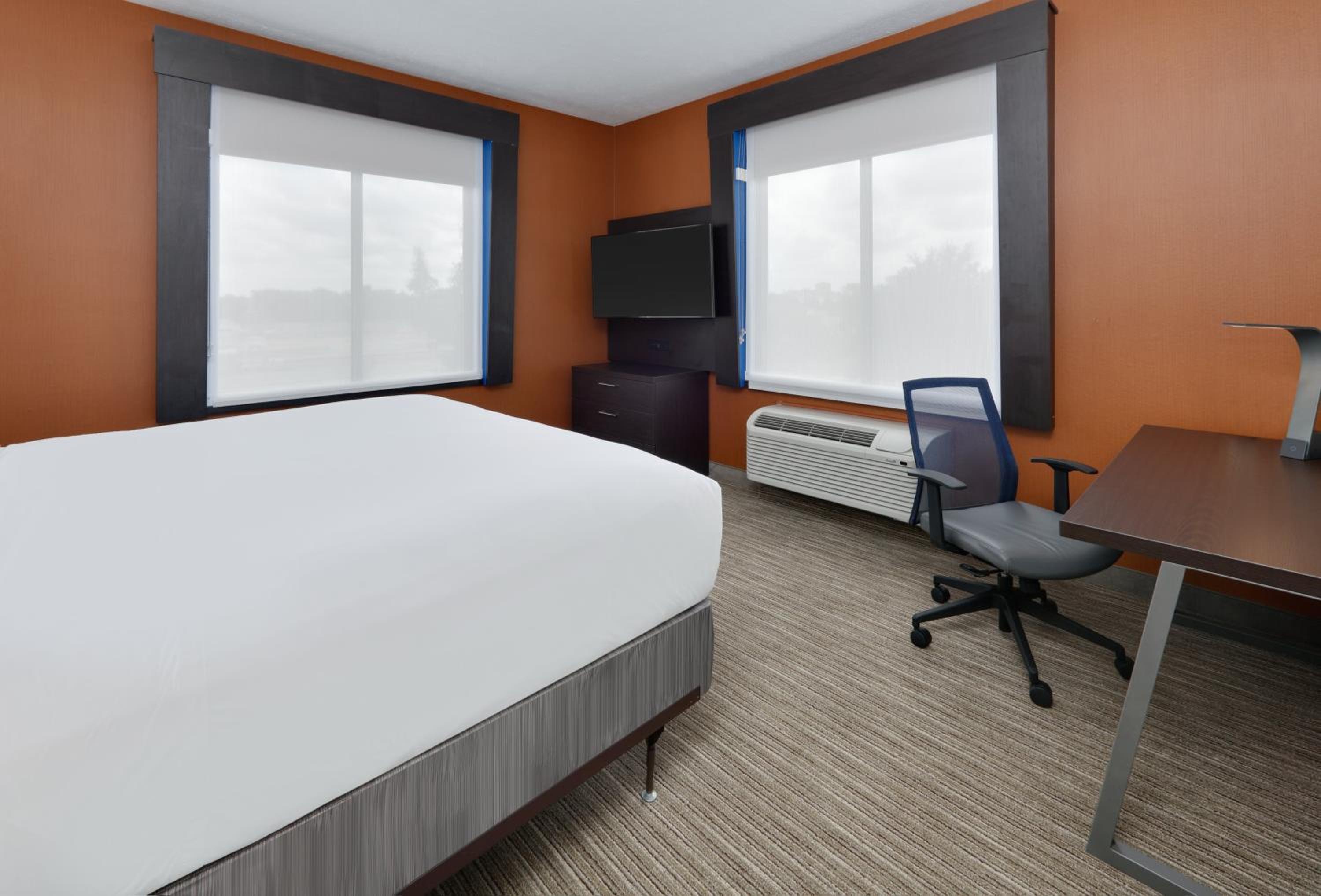 One-Bedroom King Suite with Sofa Bed - Photo 5