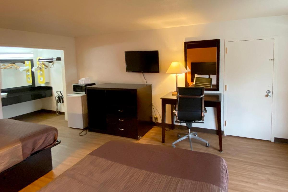 Double Room with Two Double Beds photo 2