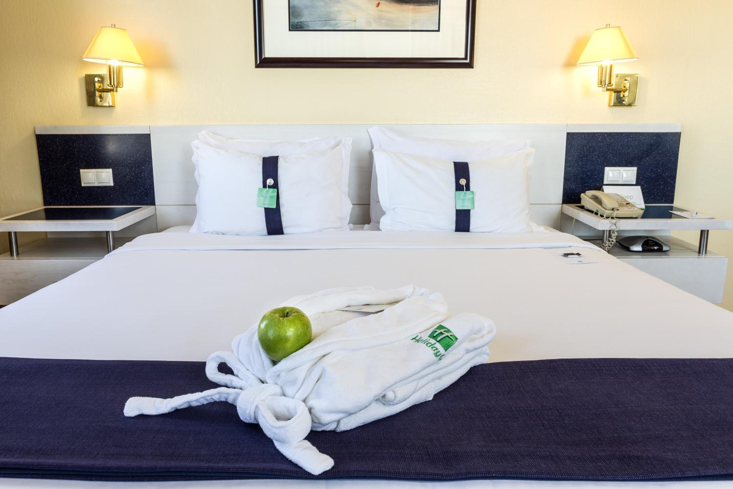 Standard Double Room with City View - Photo 9