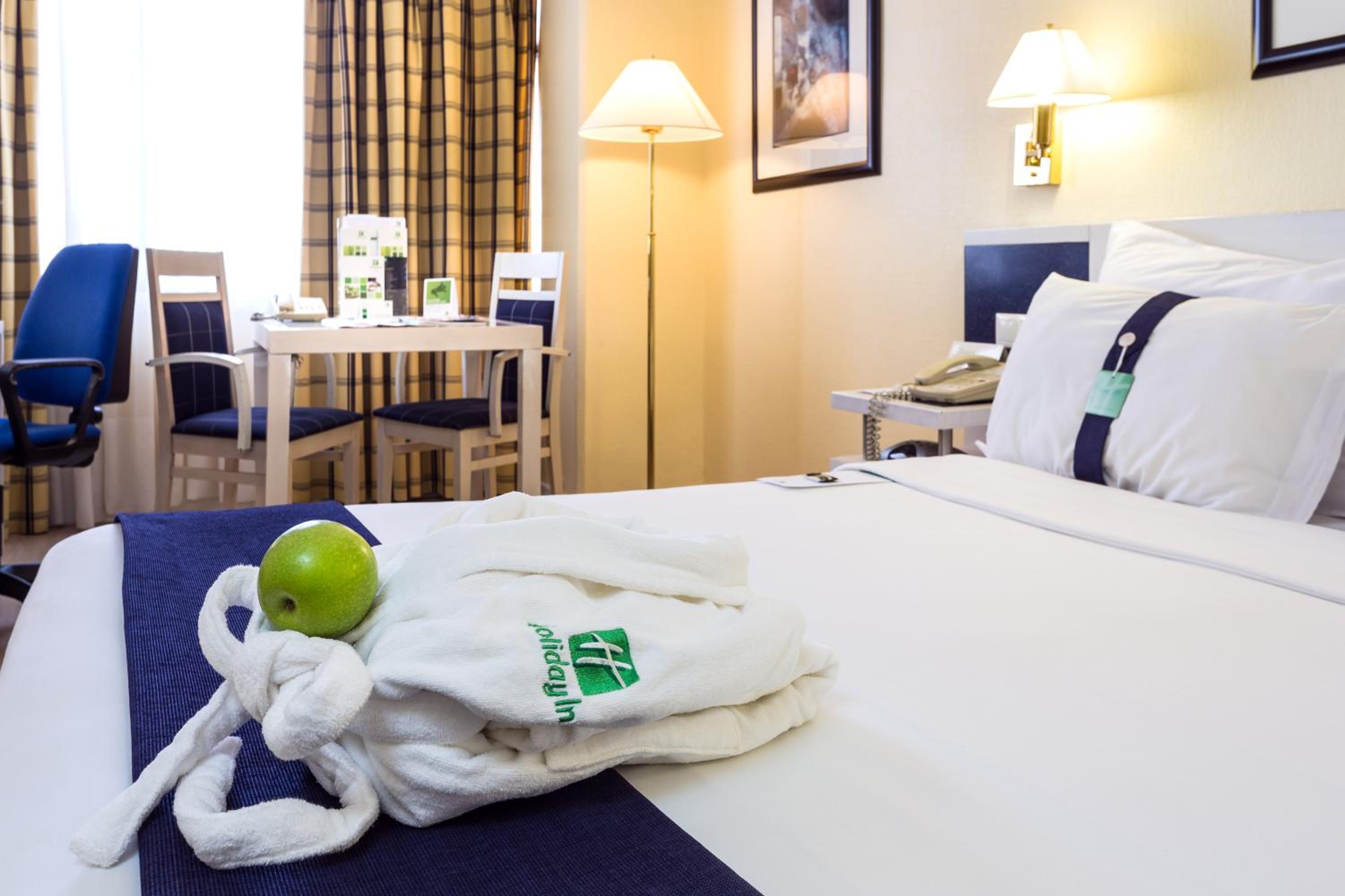 Standard Double Room with City View - Photo 4