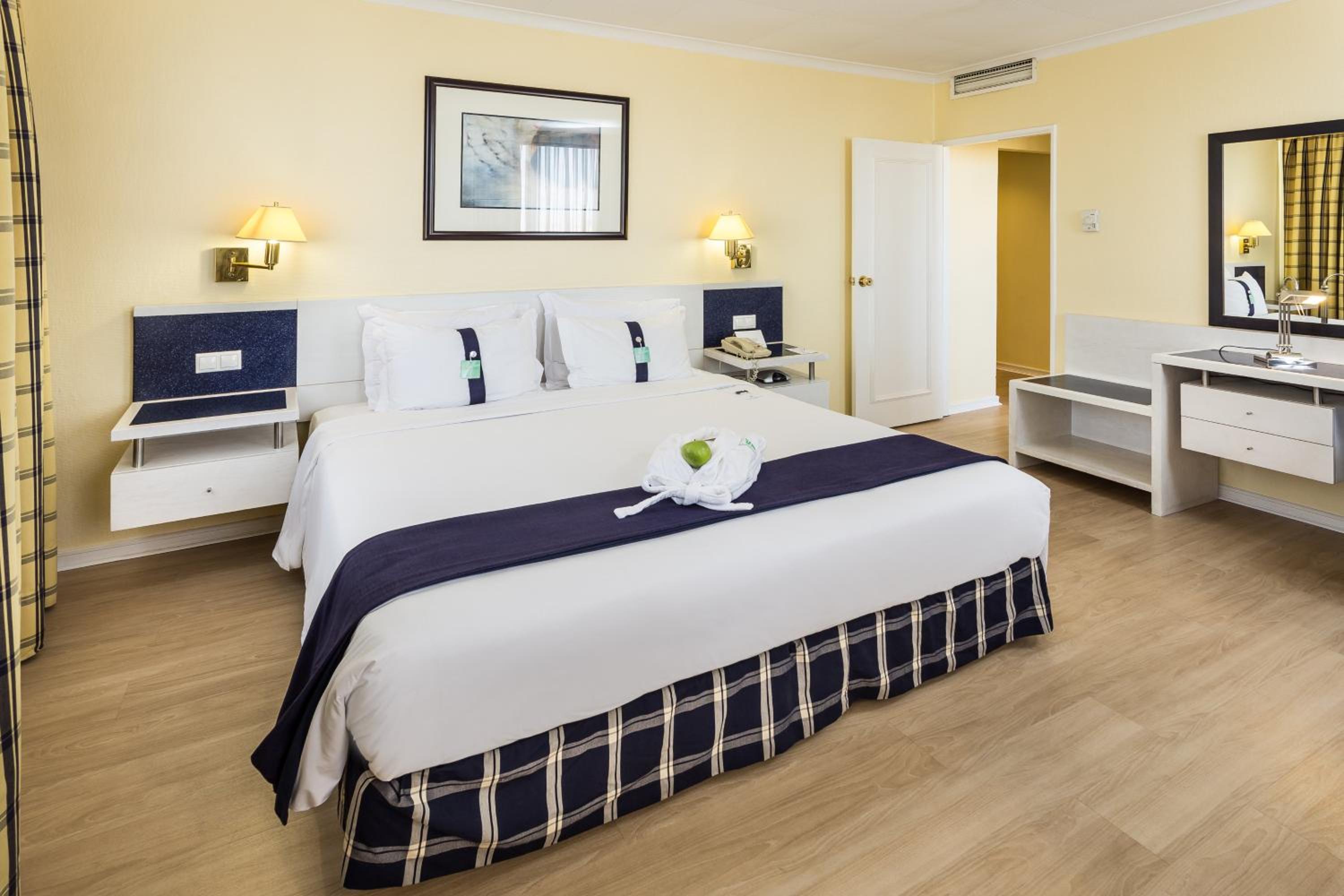 Standard Double Room with City View - Photo 5
