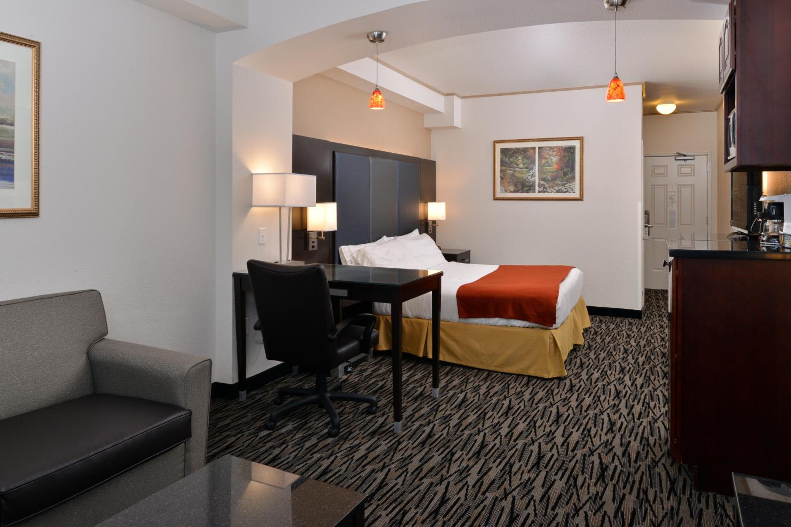 One-Bedroom King Suite with Sofa Bed - Photo 4