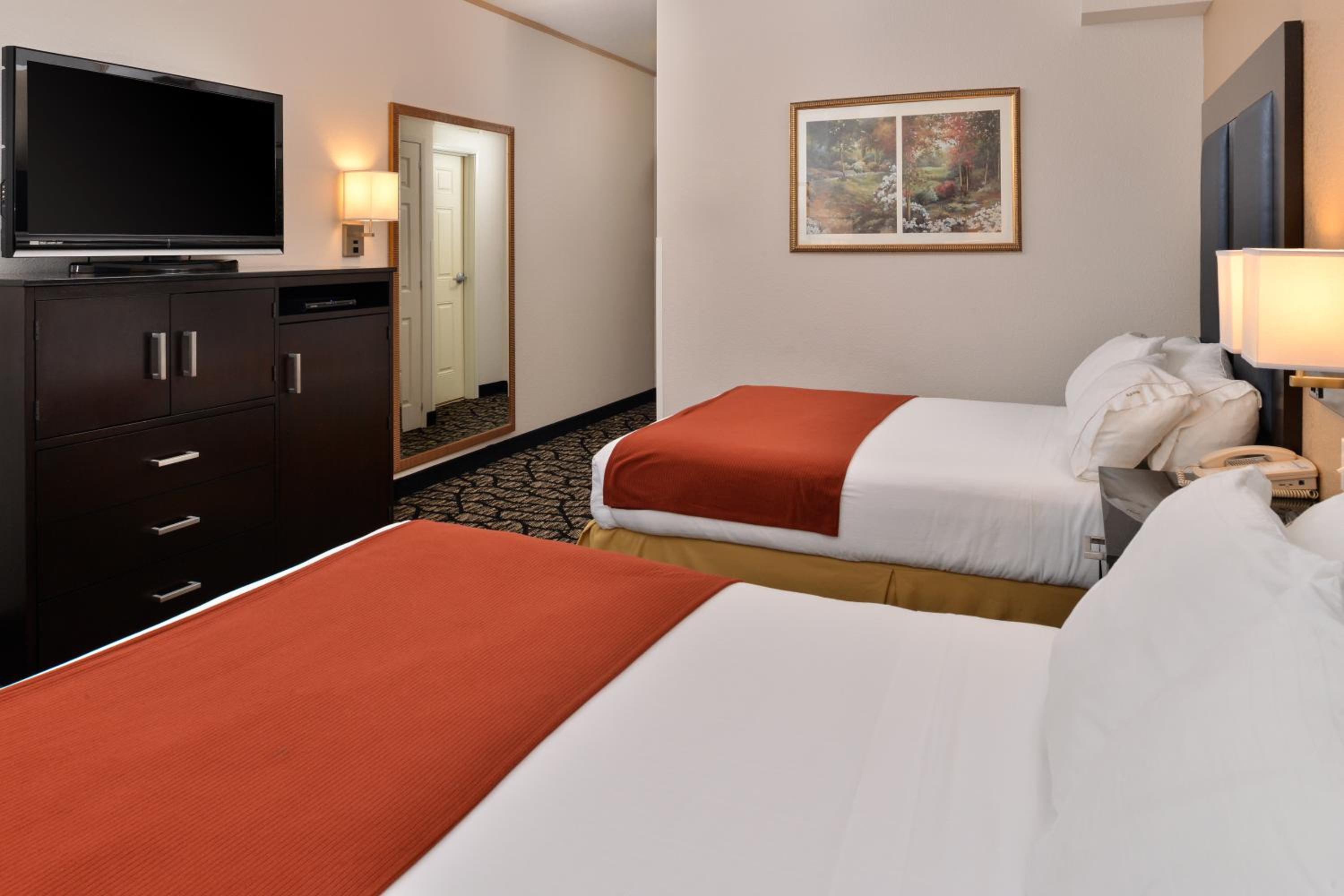 Standard Room with Two Queen Beds - Photo 1
