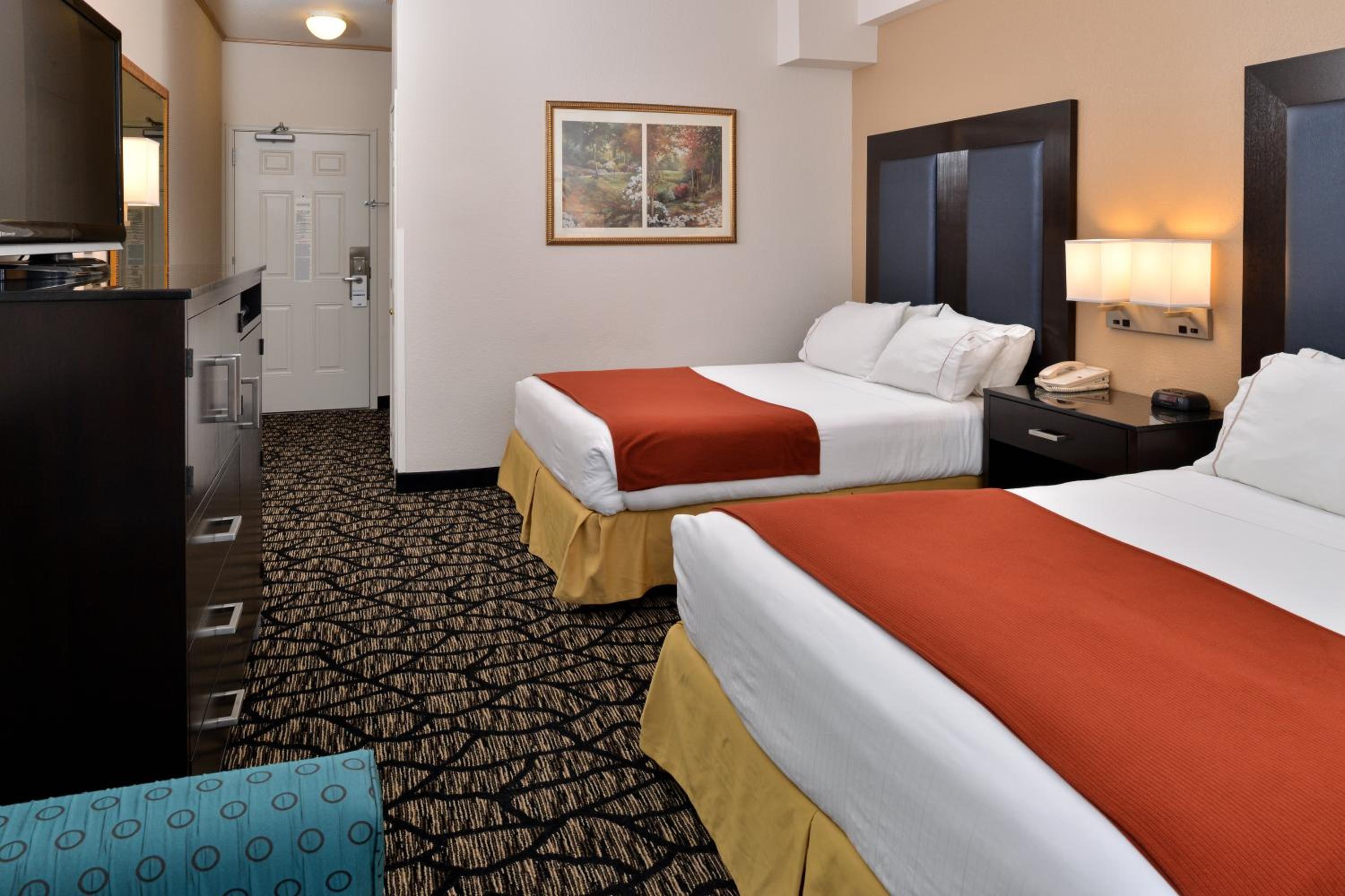 Standard Room with Two Queen Beds - Photo 4
