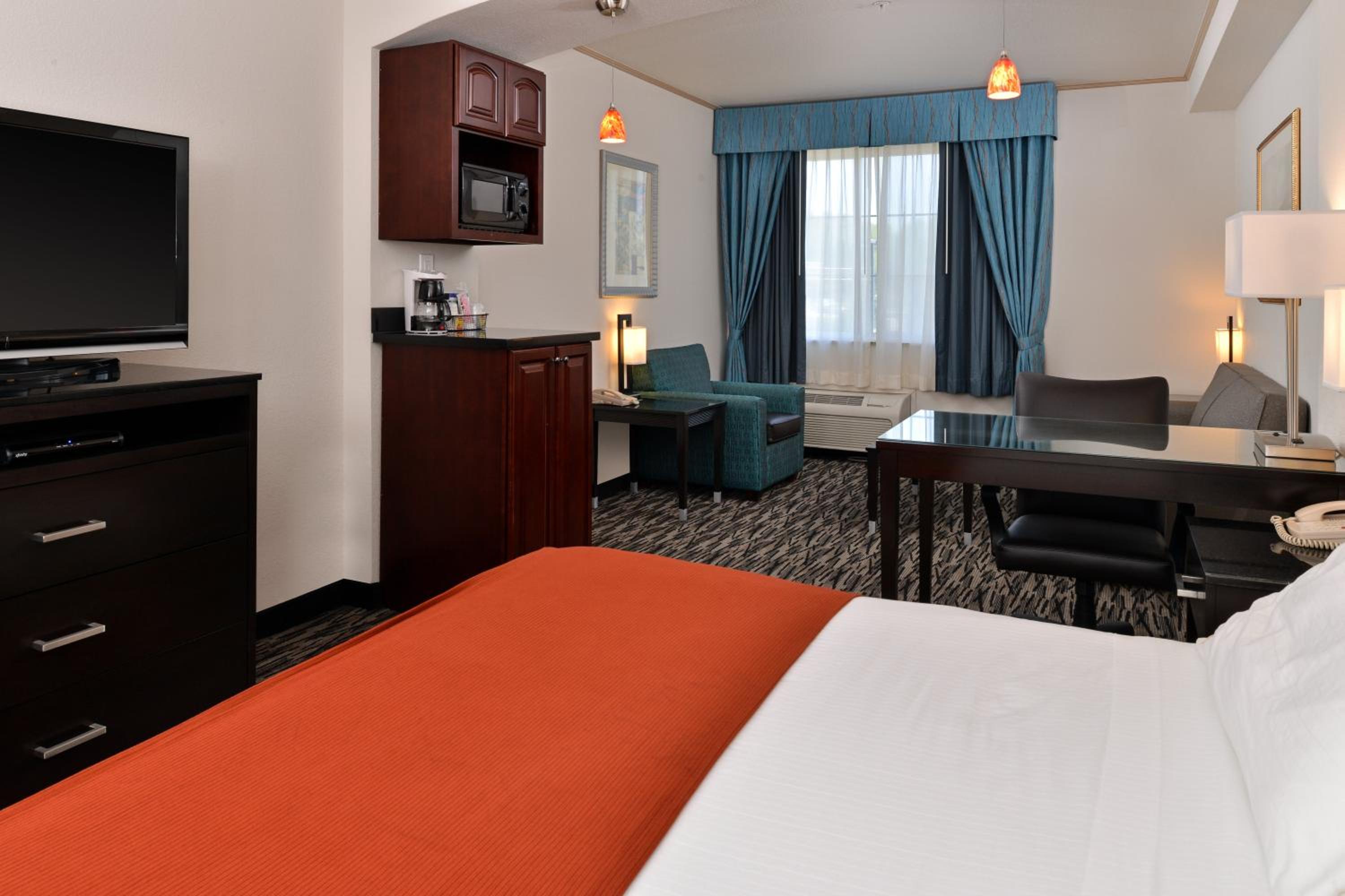 One-Bedroom King Suite with Sofa Bed - Photo 2