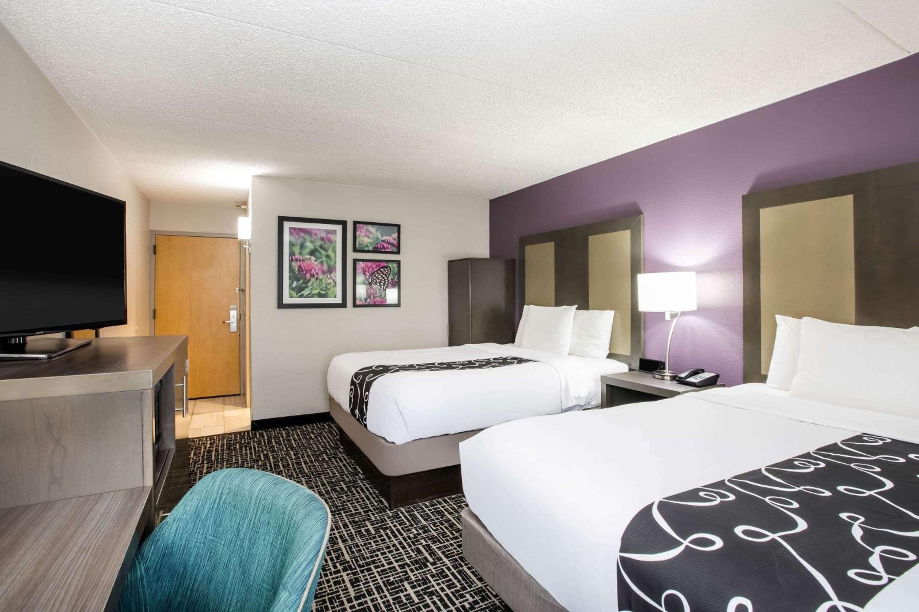 Deluxe Queen Room with Two Queen Beds - Photo 4